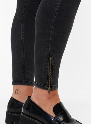 Croppade Amy jeans med blixtlås, Grey Denim, Model image number 2
