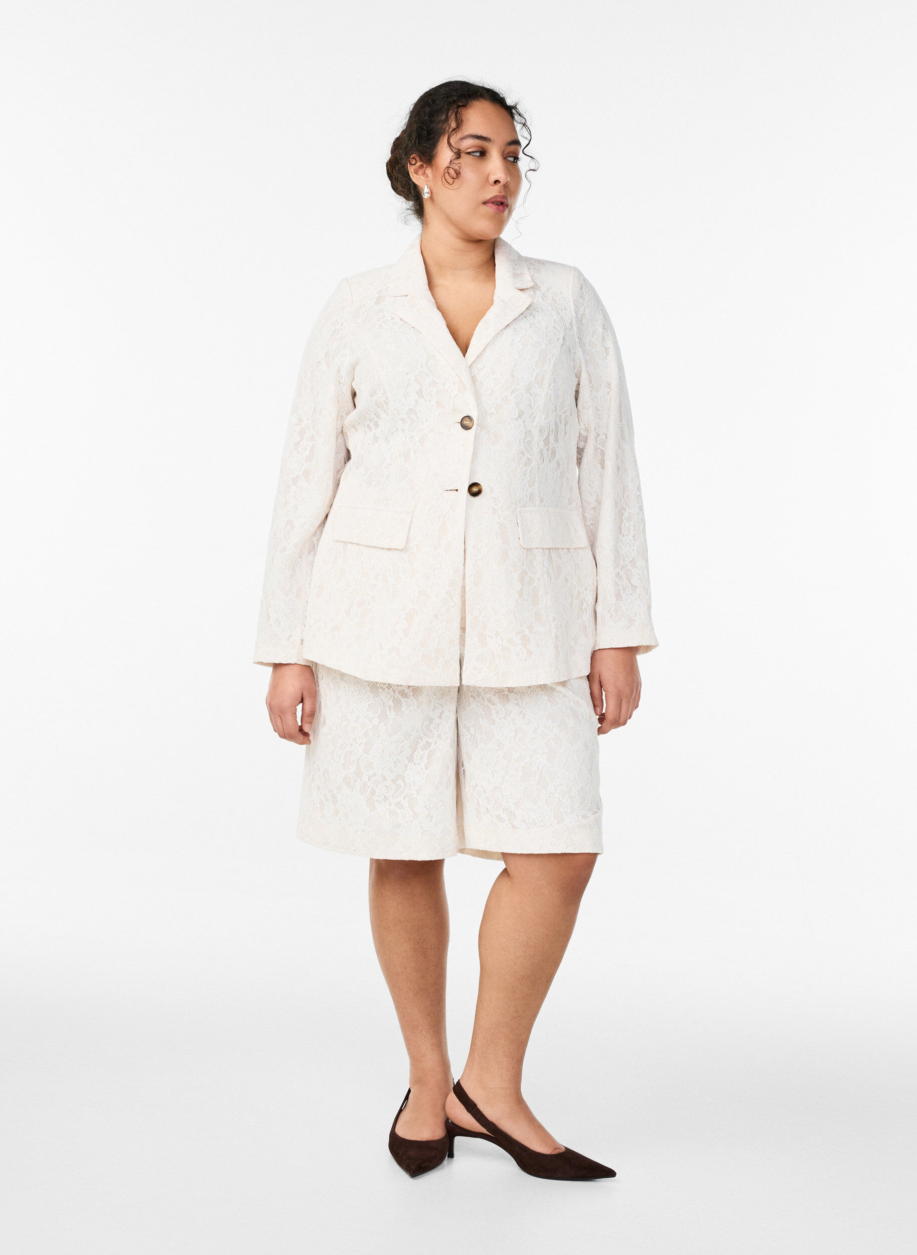 Bermudashorts i spets med h&ouml;g midja, Vanilla, Model