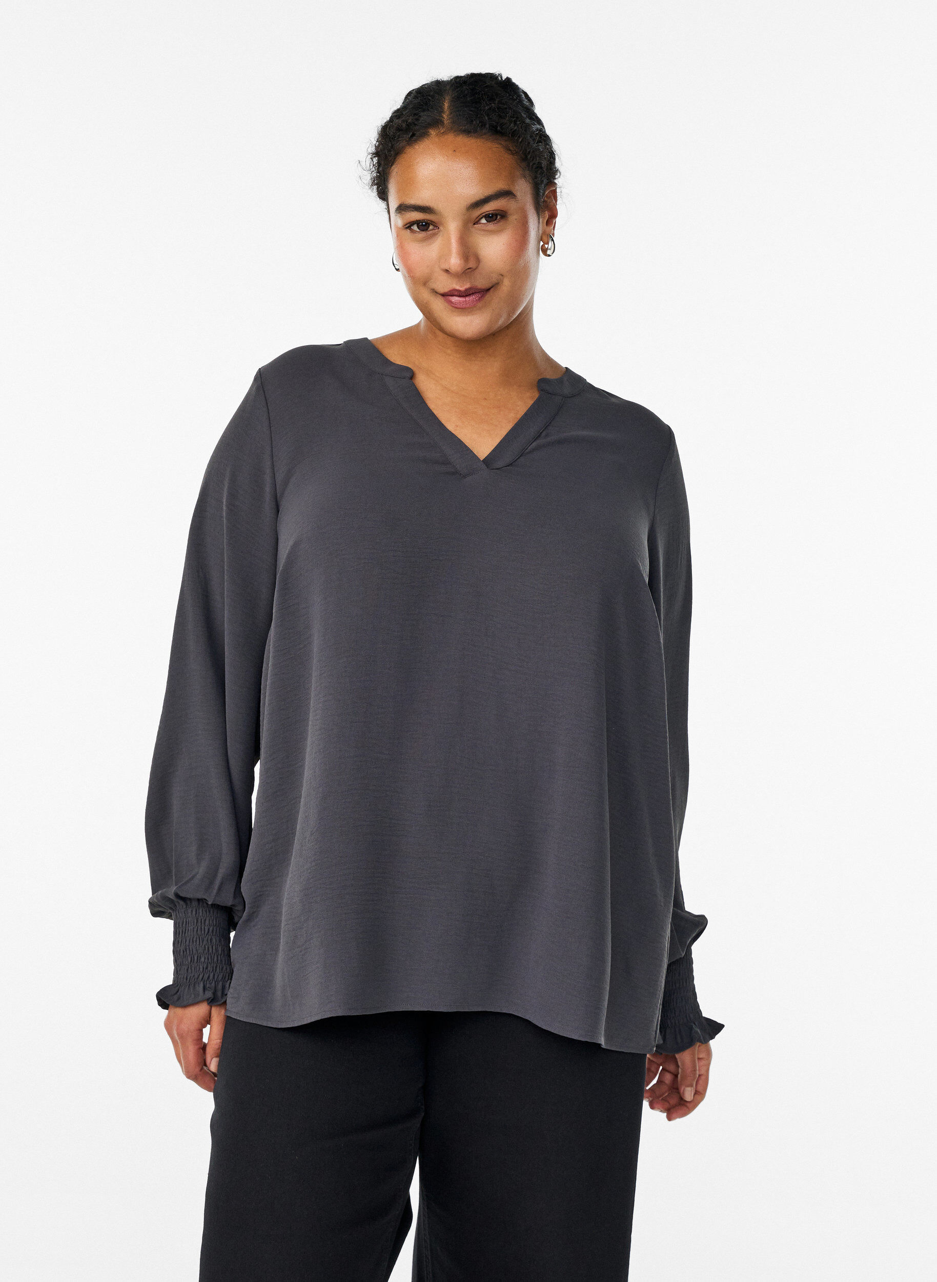 Blus med smockade manschetter och v-ringning, Gr&aring;, Model