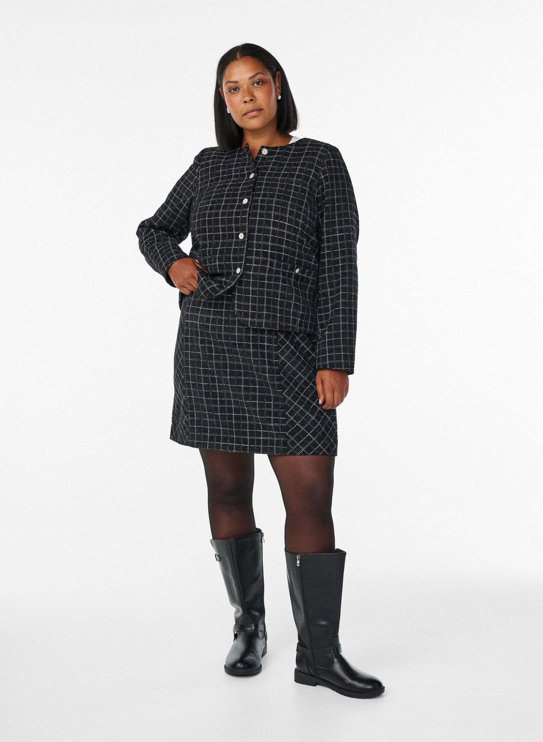 Zizzi Kort kavaj i rutig boucl&eacute; med rund hals, Svart, Model image number 1