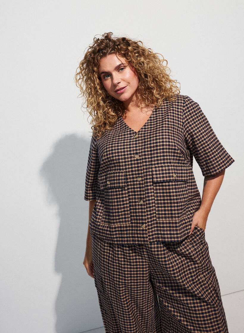 Rutig blus med br&ouml;stfickor, Brun, Model
