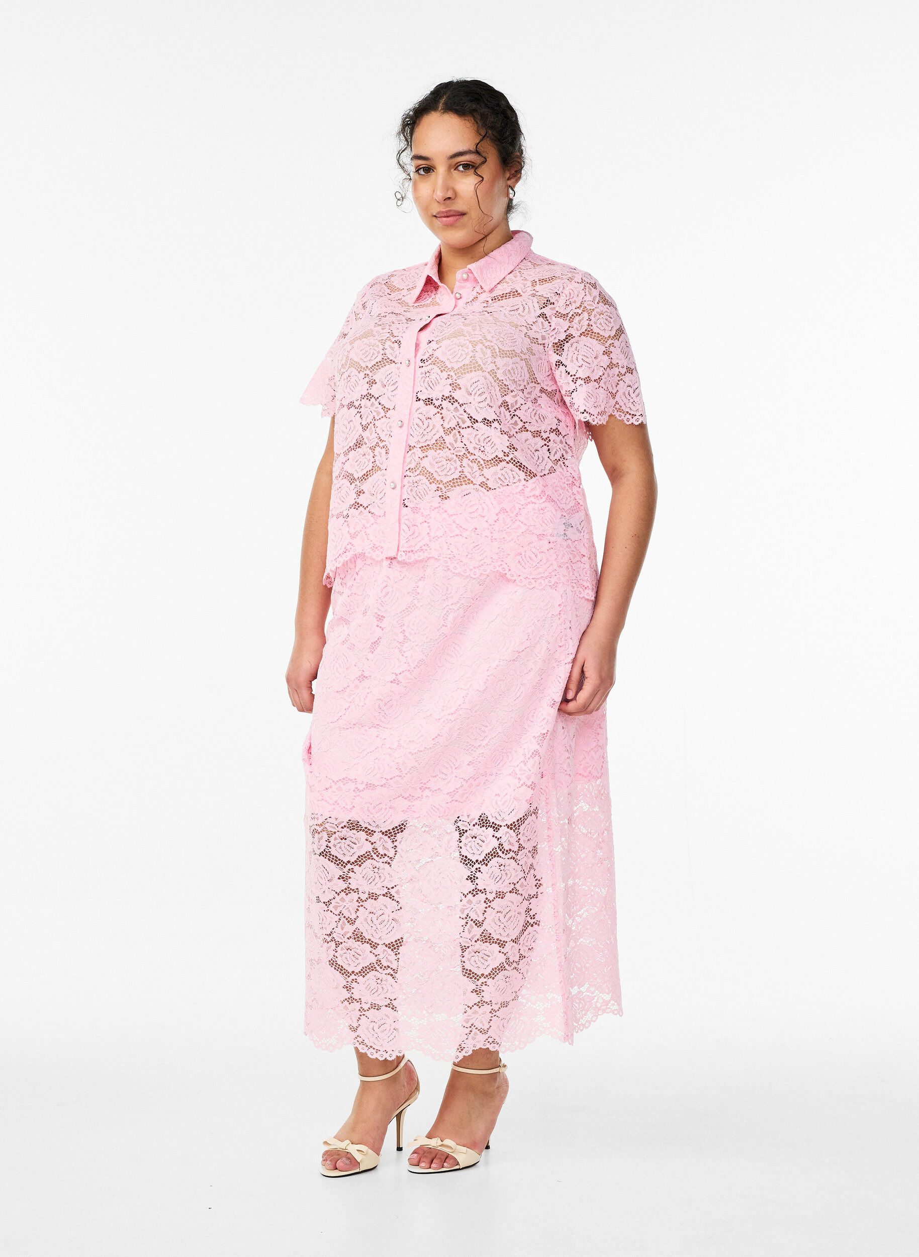 Midikjol i spets med res&aring;r i midjan, Rosa, Model