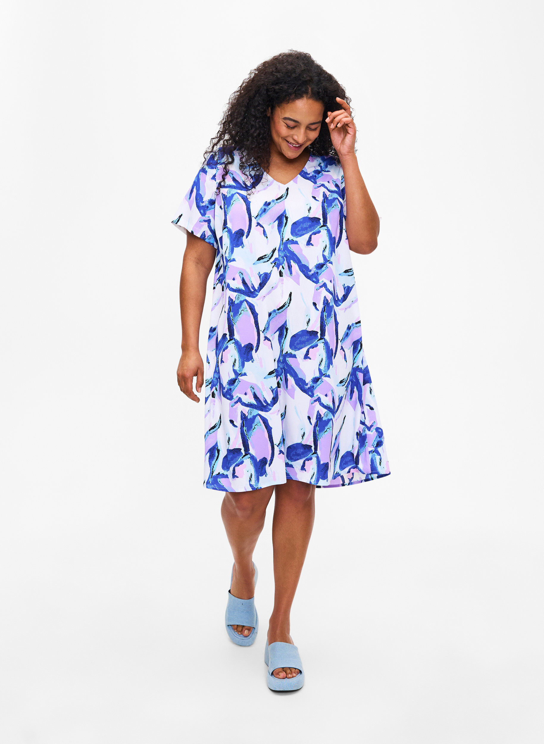 Zizzi FLASH - V-ringad kl&auml;nning med blommigt tryck, Snow White Flower, Model image number 2