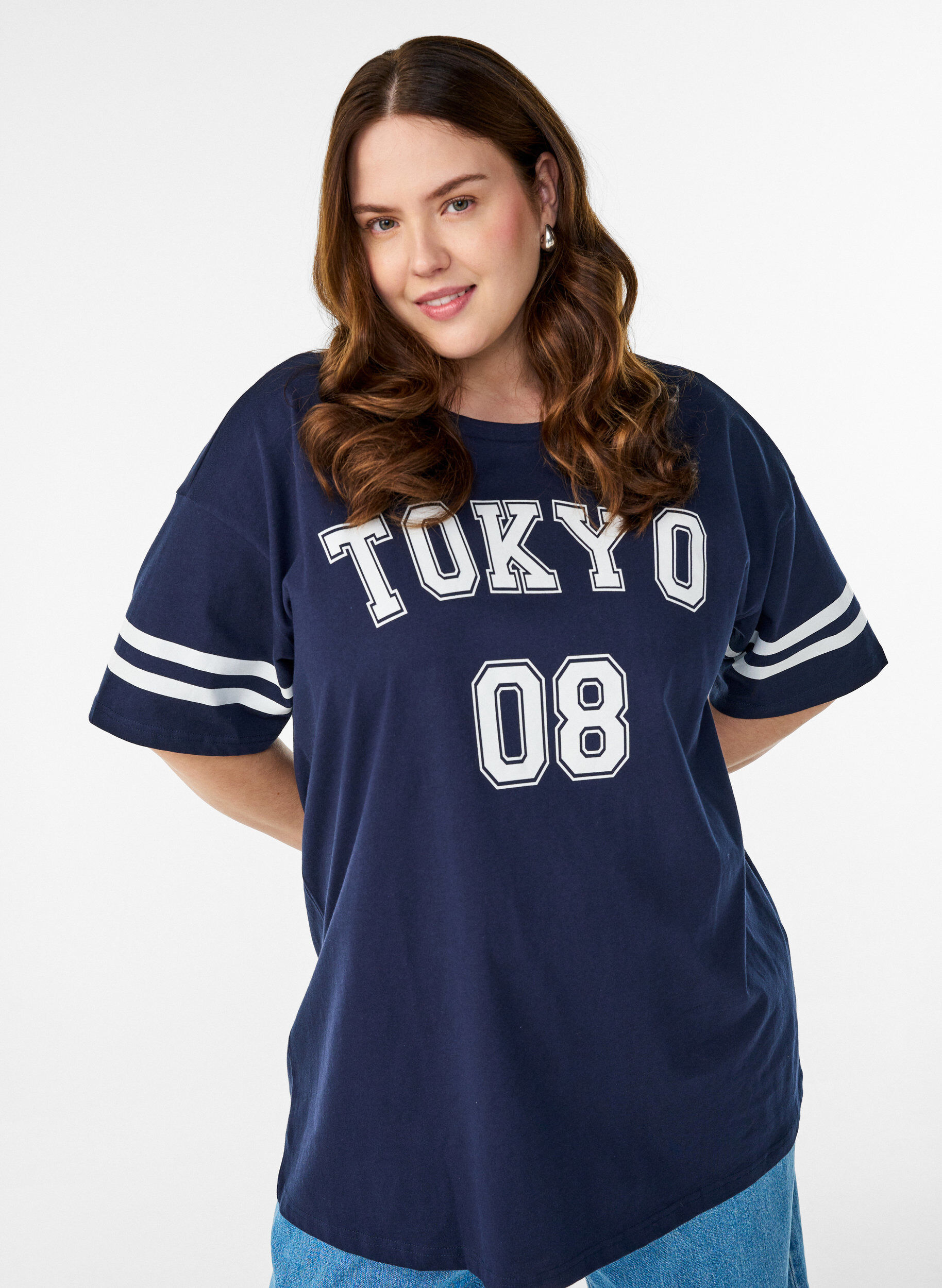 Zizzi Sportig oversized college-t-shirt, Bl&aring;, Model image number 3