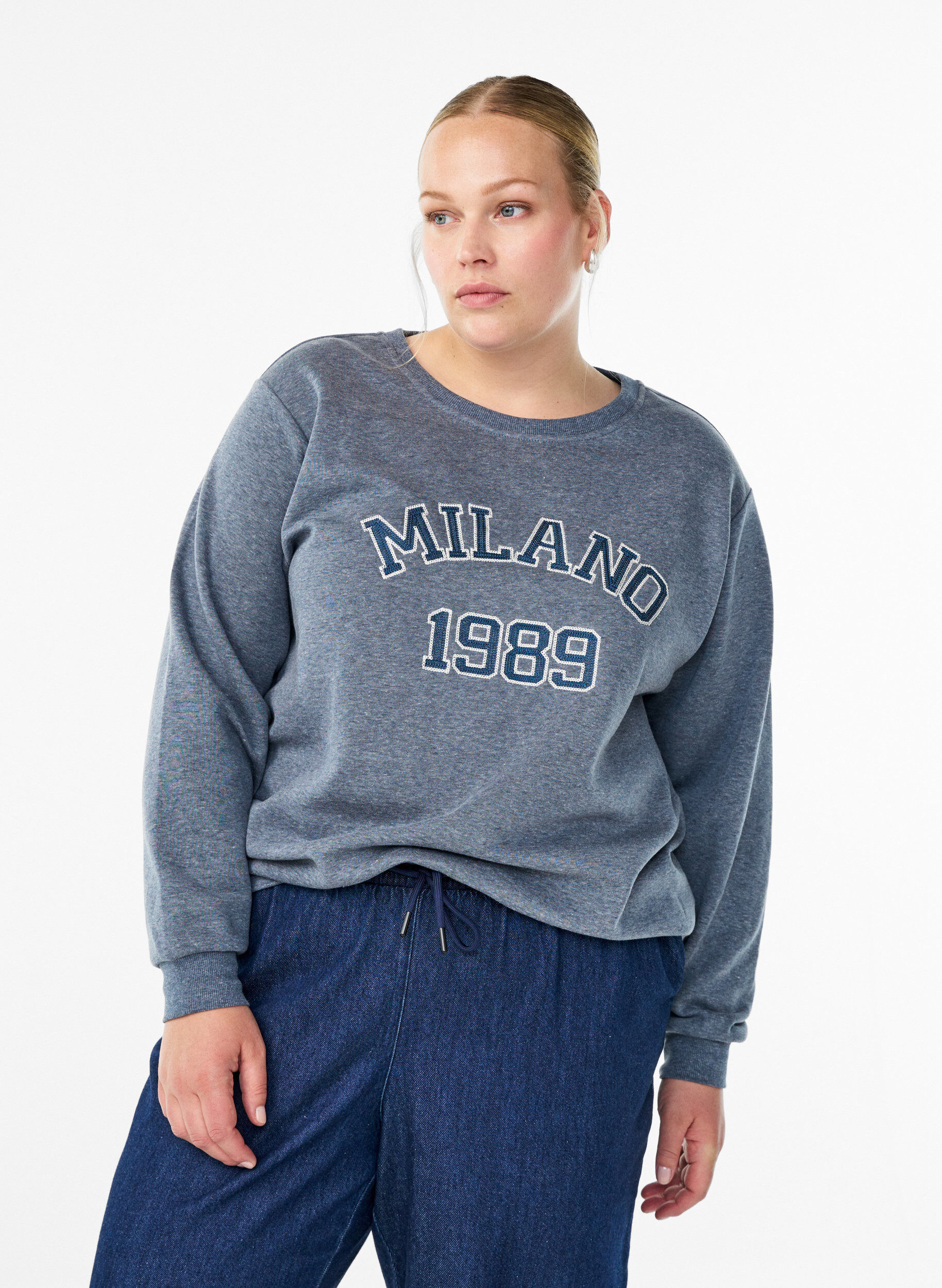 Zizzi Sweatshirt med broderat Milan-motiv, Gr&aring;, Model image number 0