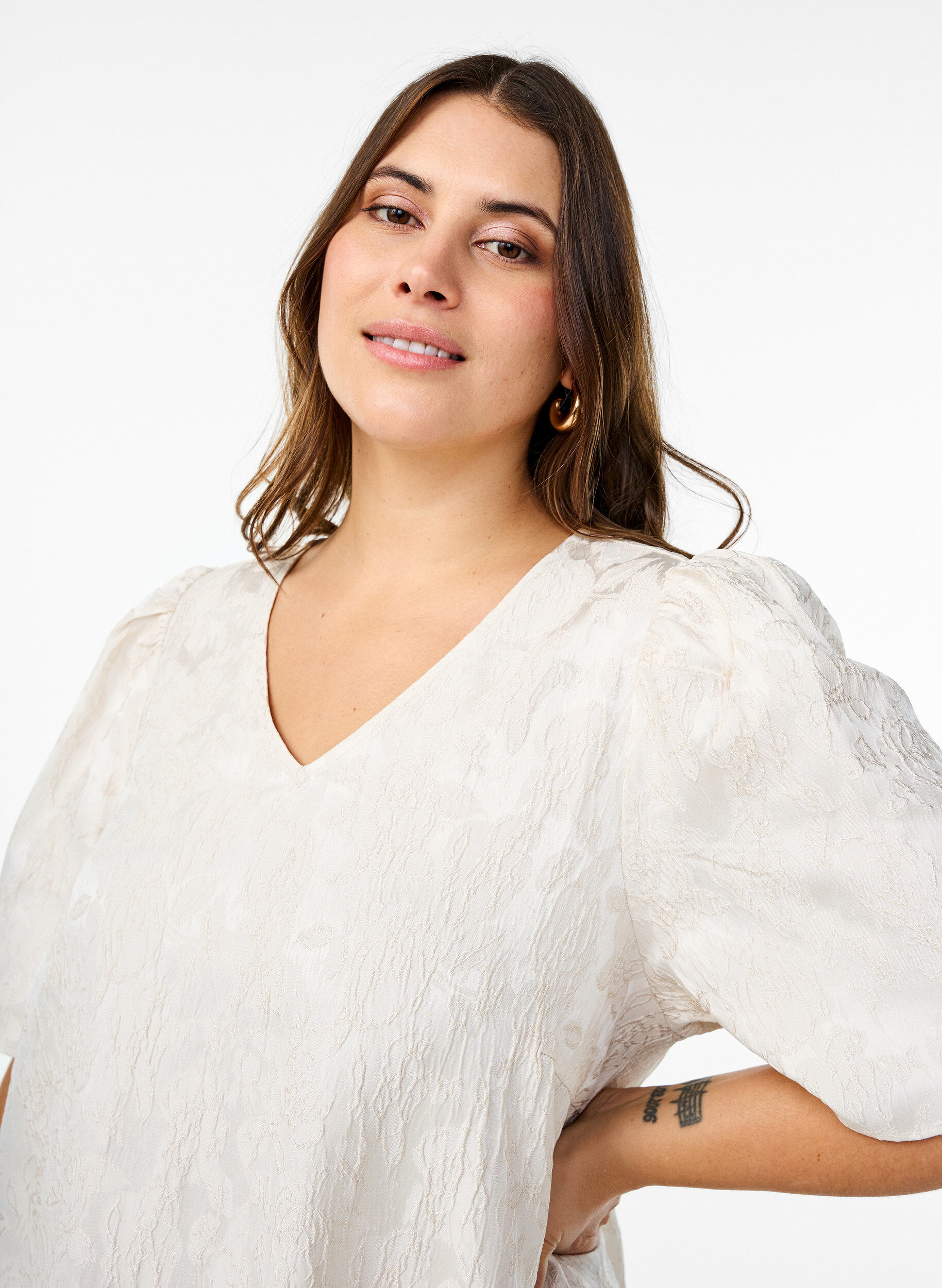 Zizzi Jacquardkl&auml;nning i kn&auml;l&auml;ngd med korta &auml;rmar, Whisper White, Model image number 2