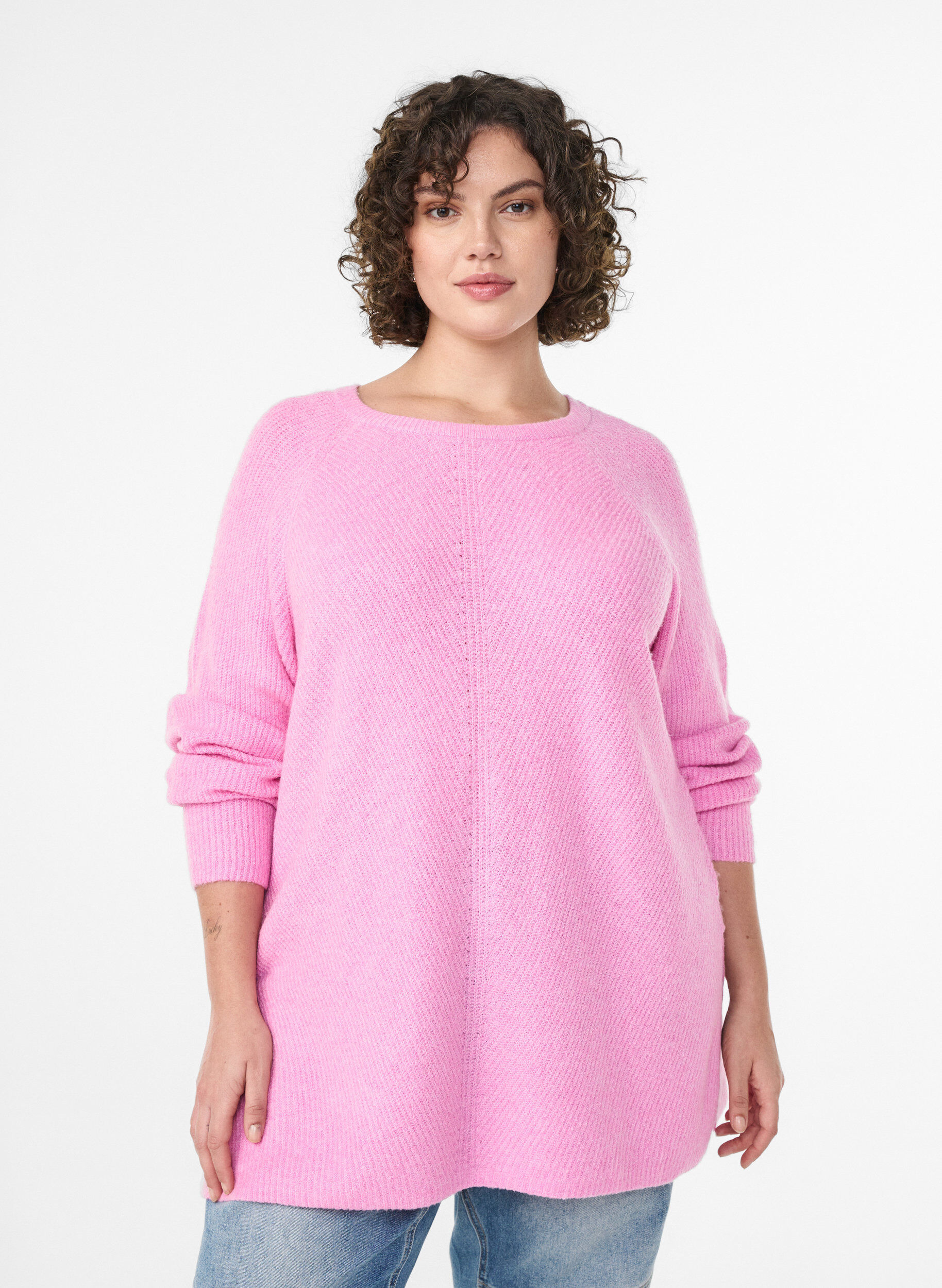 Stickad tr&ouml;ja med diagonalt m&ouml;nster och raglan&auml;rmar, Rosa, Model