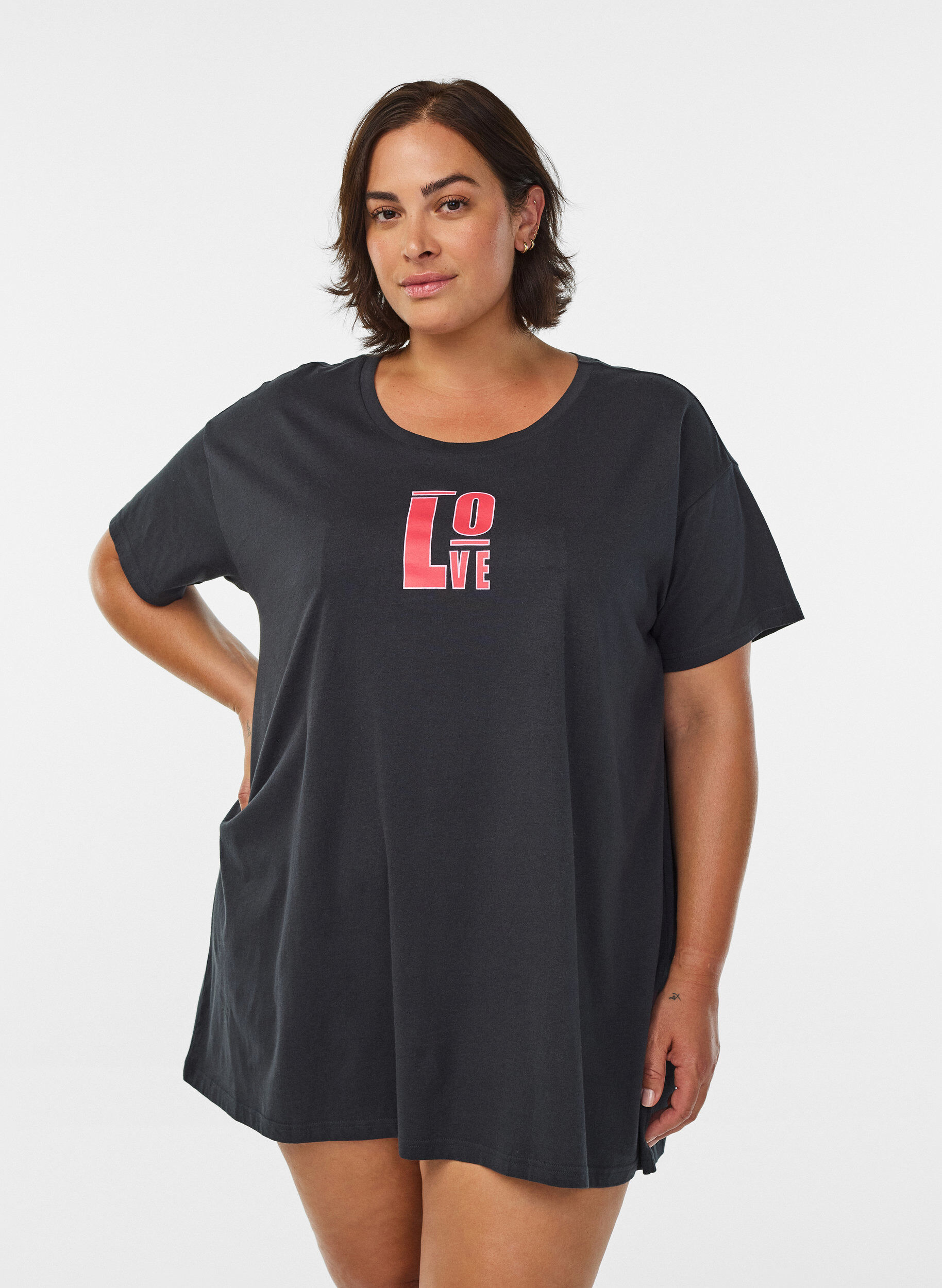 L&aring;ng natt-t-shirt i ekologisk bomull med tryck, Gr&aring;, Model