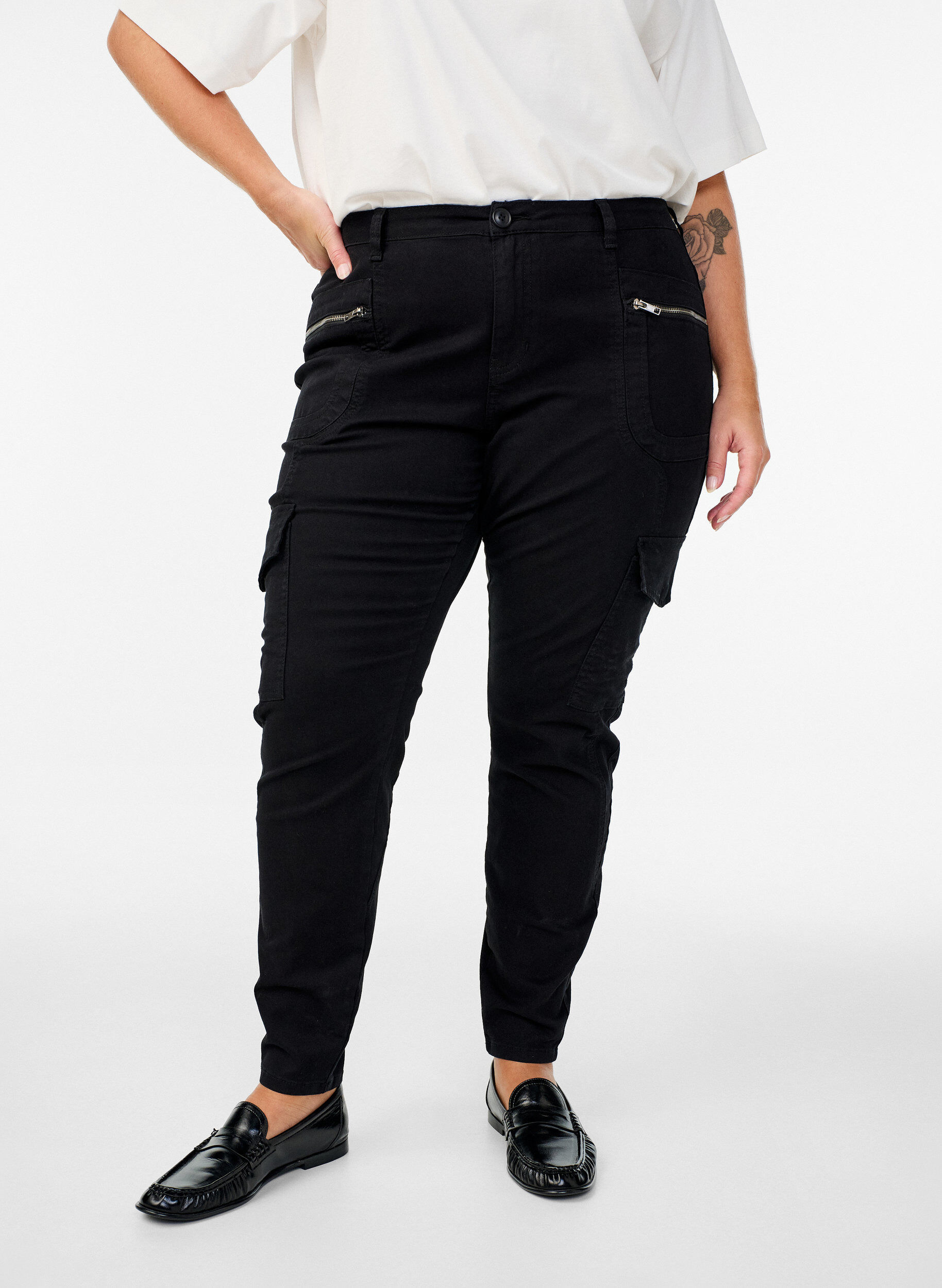 Zizzi Slim fit-byxor med cargofickor, Svart, Model image number 2