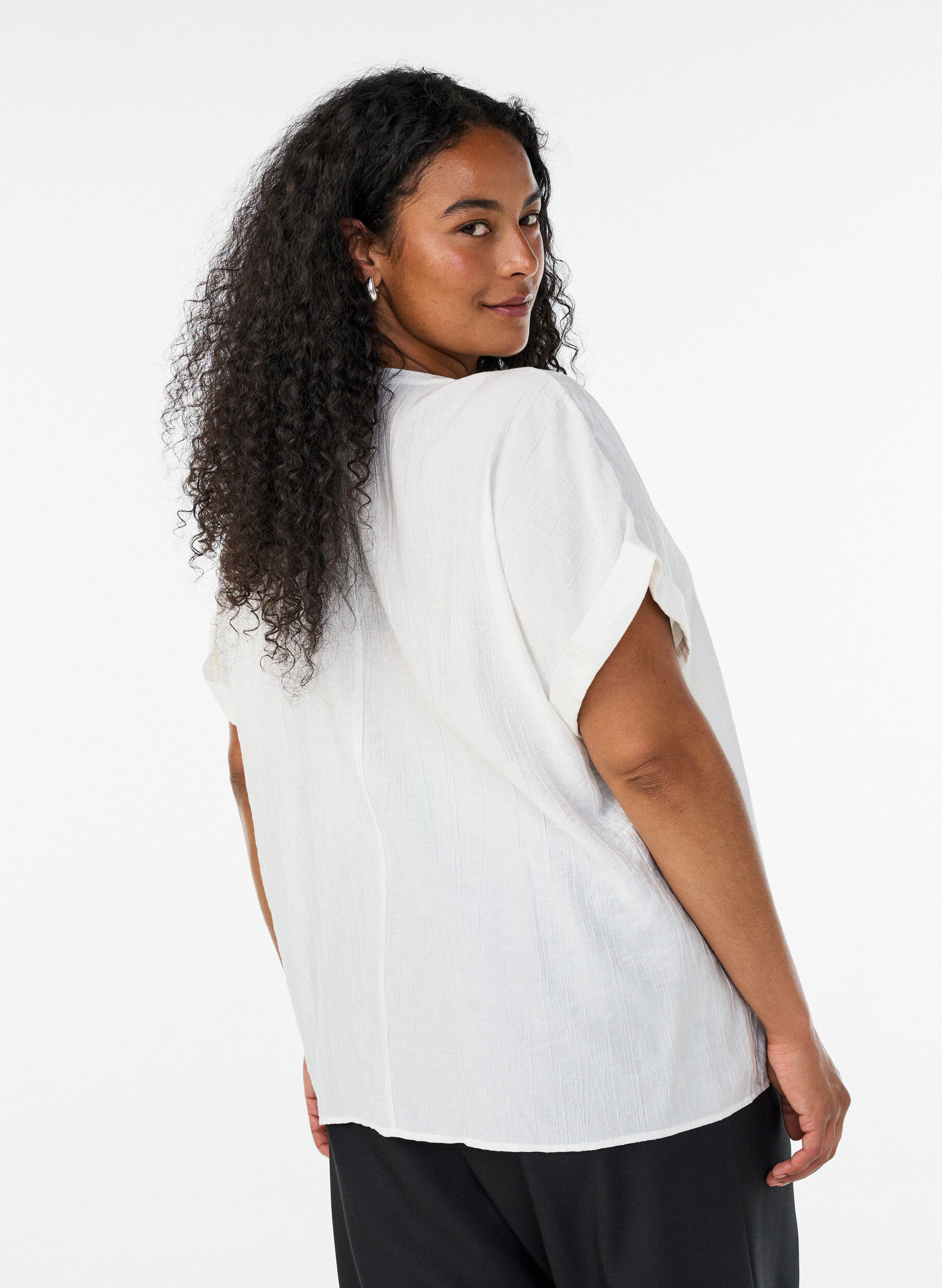 ZizziBlus i viskos med knappar och struktur, Vanilla, Model image number 2