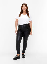 Coated Amy-jeans med dragkedjedetalj, Black, Model