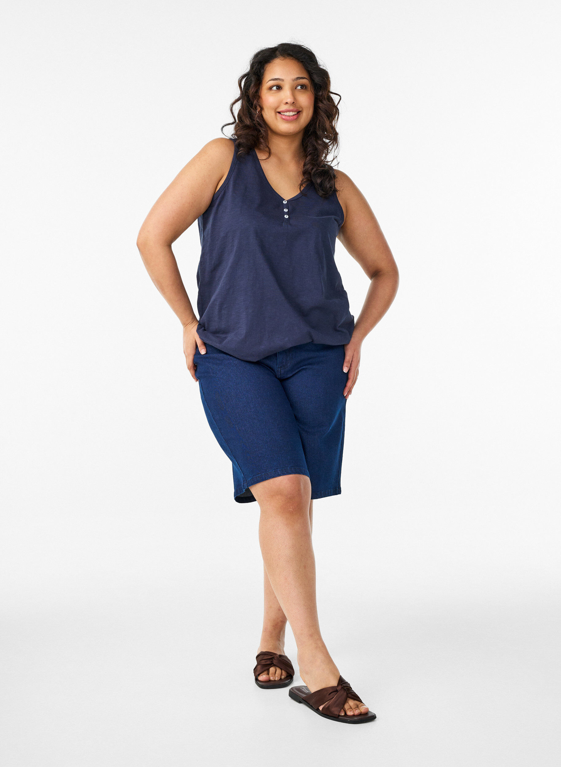 ZizziLinne i ekologisk bomull med v-ringning och knappar, Bl&aring;, Model image number 1