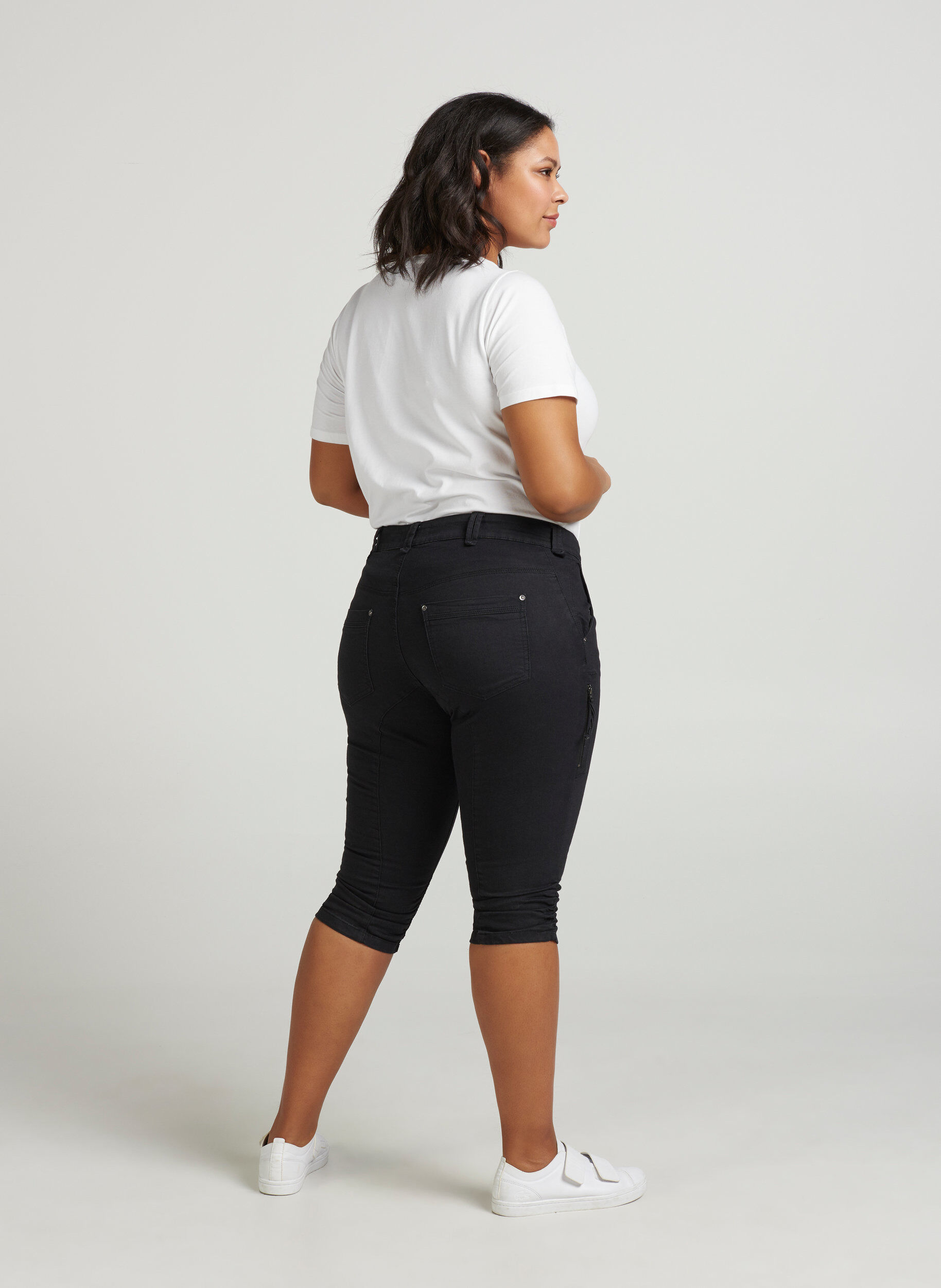 Zizzi Slim fit capri-jeans med fickor, Svart, Model image number 2