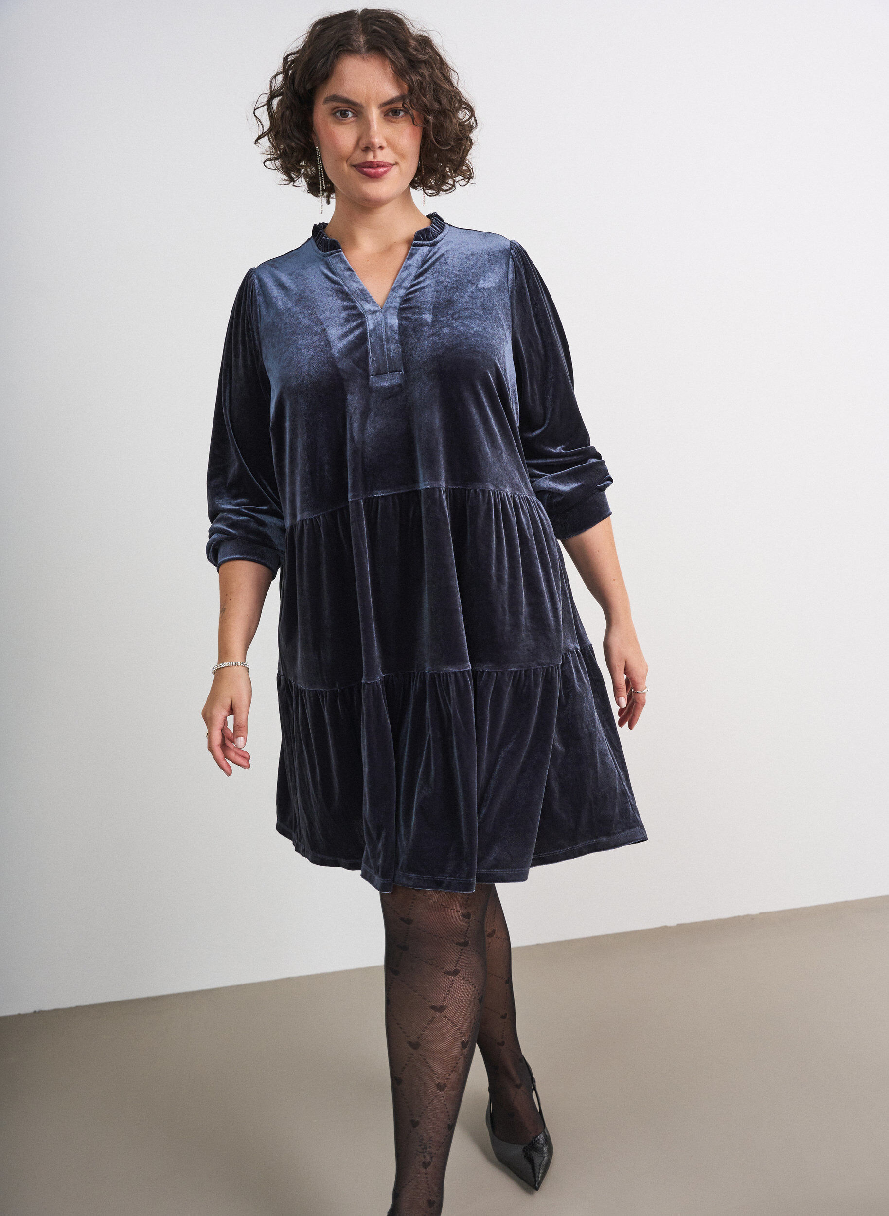 Kort kl&auml;nning i velour med volangkrage och l&aring;nga &auml;rmar, Bl&aring;, Model
