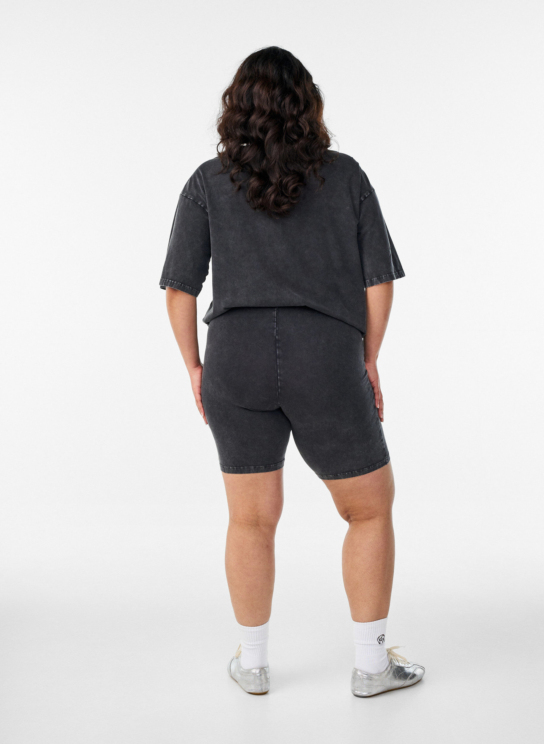 Zizzi Figurn&auml;ra shorts i jersey med en tv&auml;ttad effekt, Svart, Model image number 2