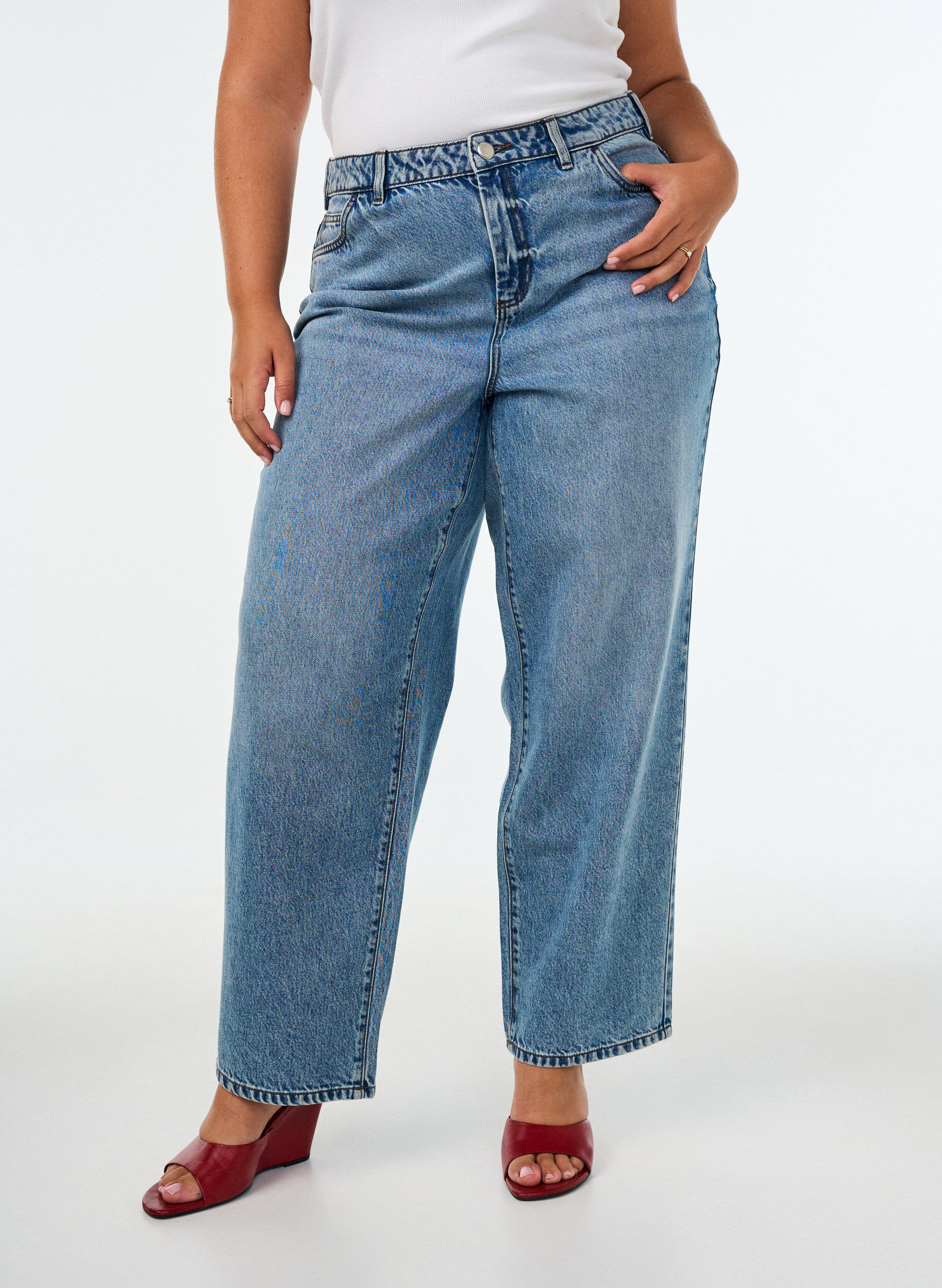 ZizziKiana straight fit-jeans med h&ouml;g midja, Bl&aring;, Model image number 2
