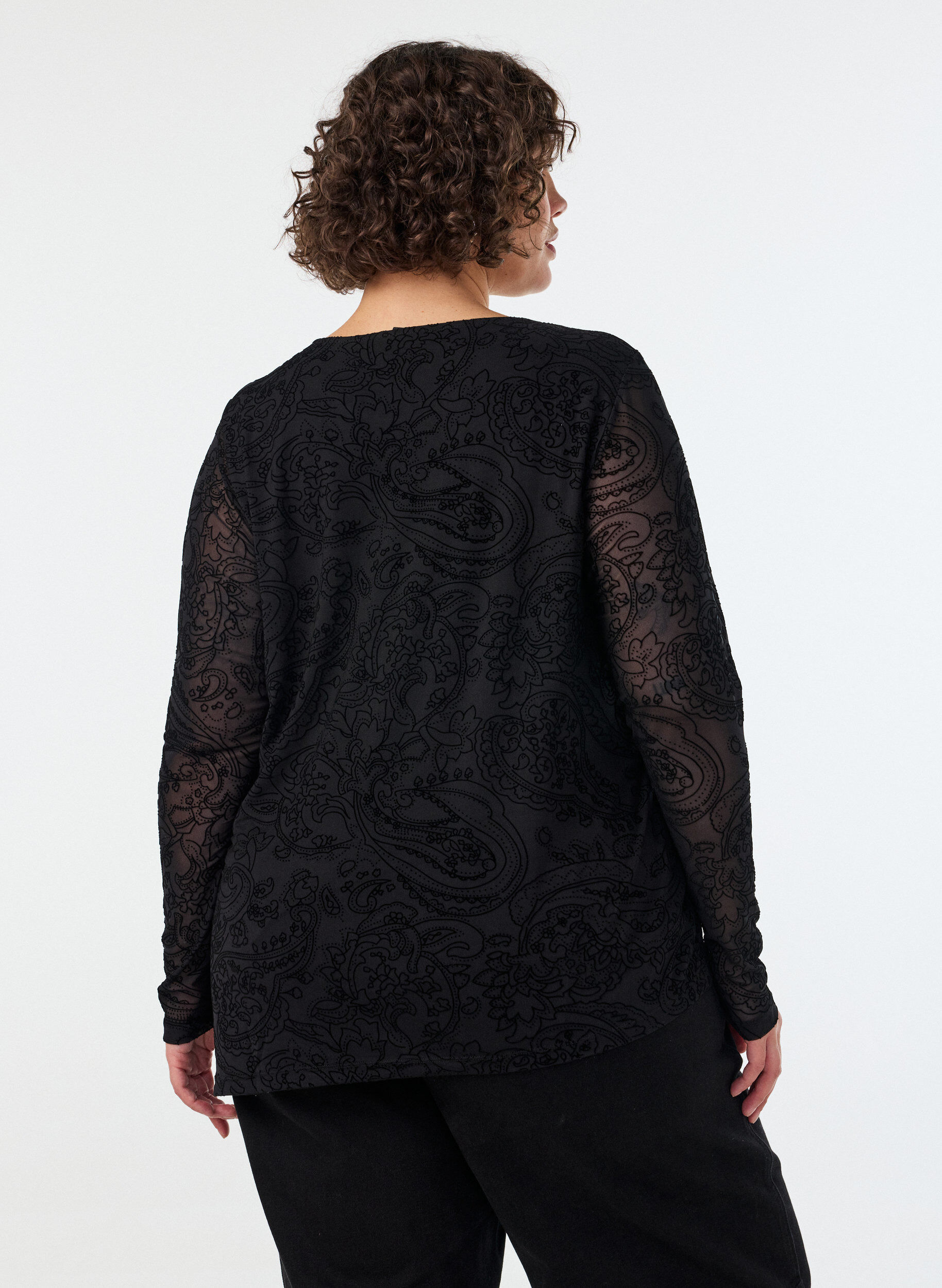 ZizziBlus i mesh med paisleym&ouml;nster och asymmetrisk nederkant, Svart, Model image number 2