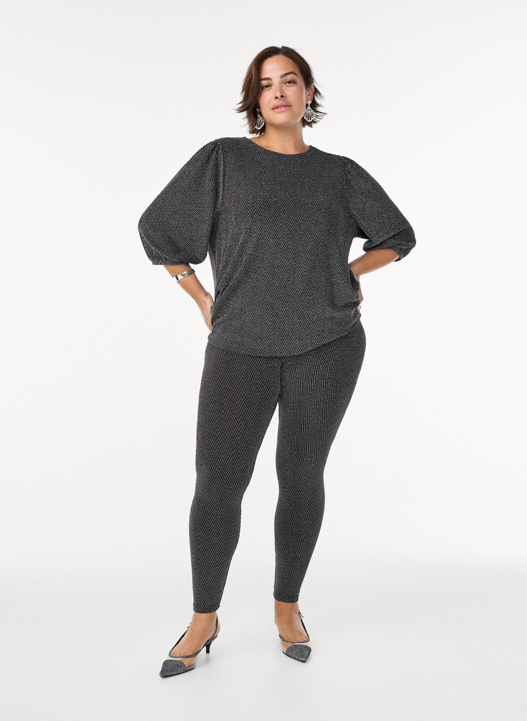 Zizzi Blus med glitterm&ouml;nster och 3/4-&auml;rmar, Svart, Model image number 1