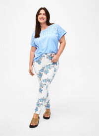 Supersmala Amy jeans med blomtryck, White B.AOP, Model