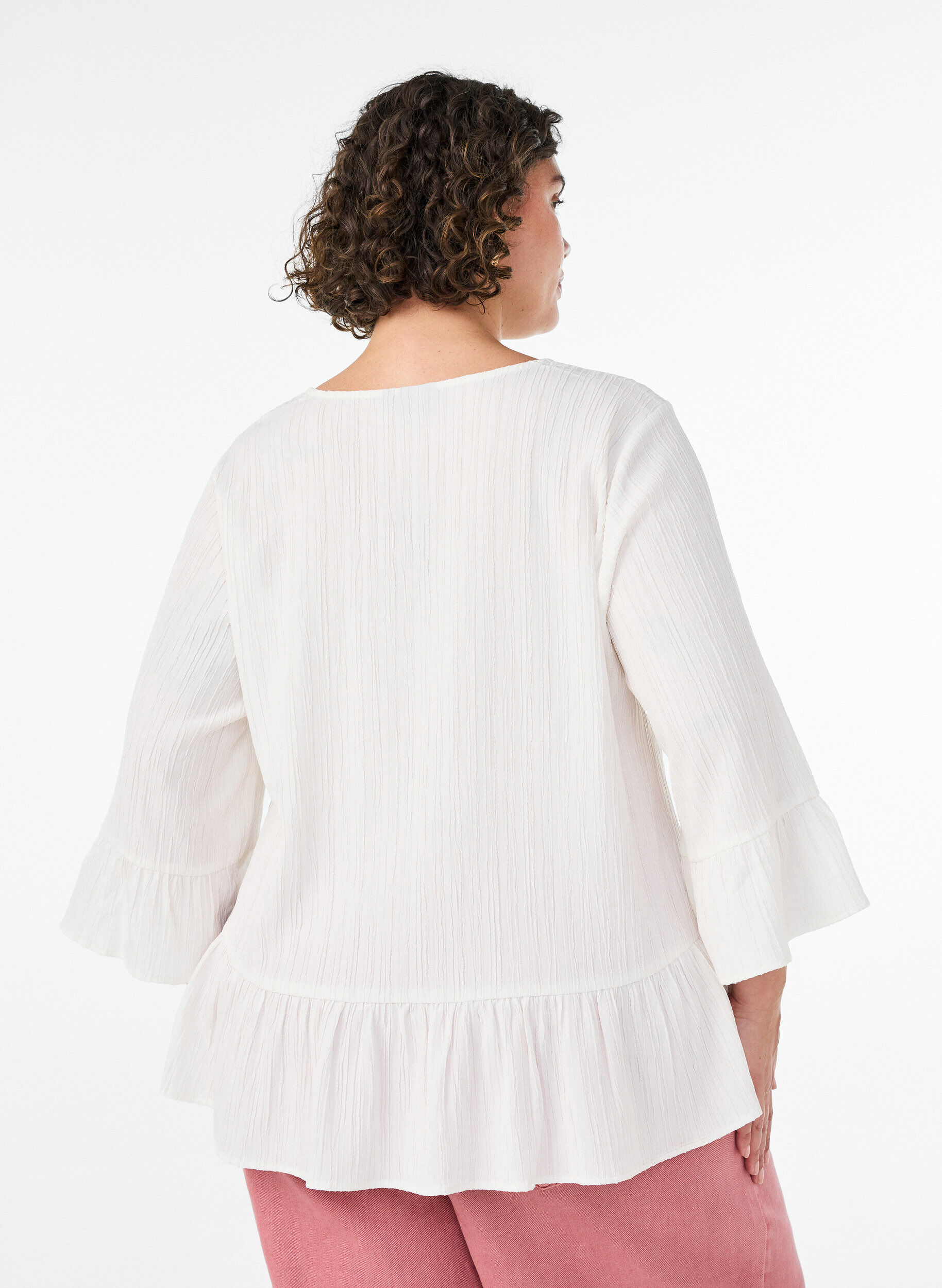 ZizziBlus med struktur, v-ringning och volanger, Vanilla, Model image number 2