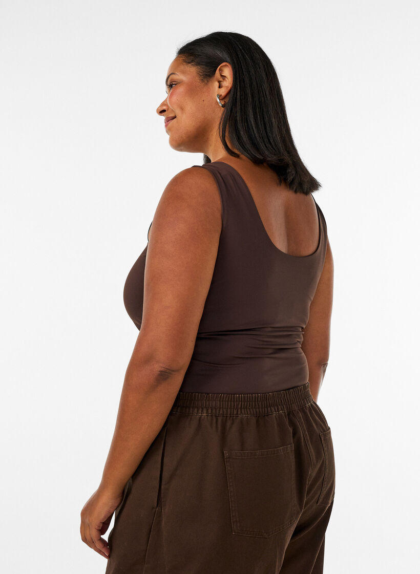 Figurn&auml;ra baslinne i ett sl&auml;tt material, Brun, Model image number 4