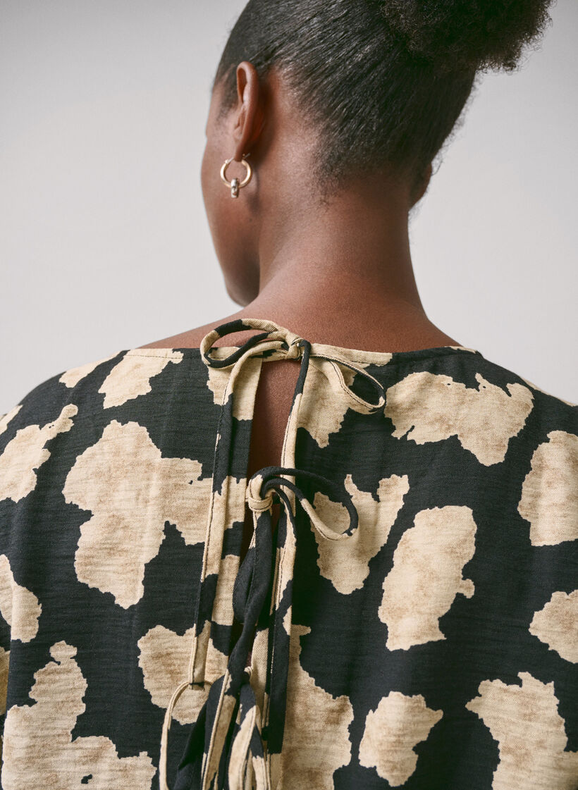 Långärmad klänning med tryck och rosetter, Svart, Image image number 1