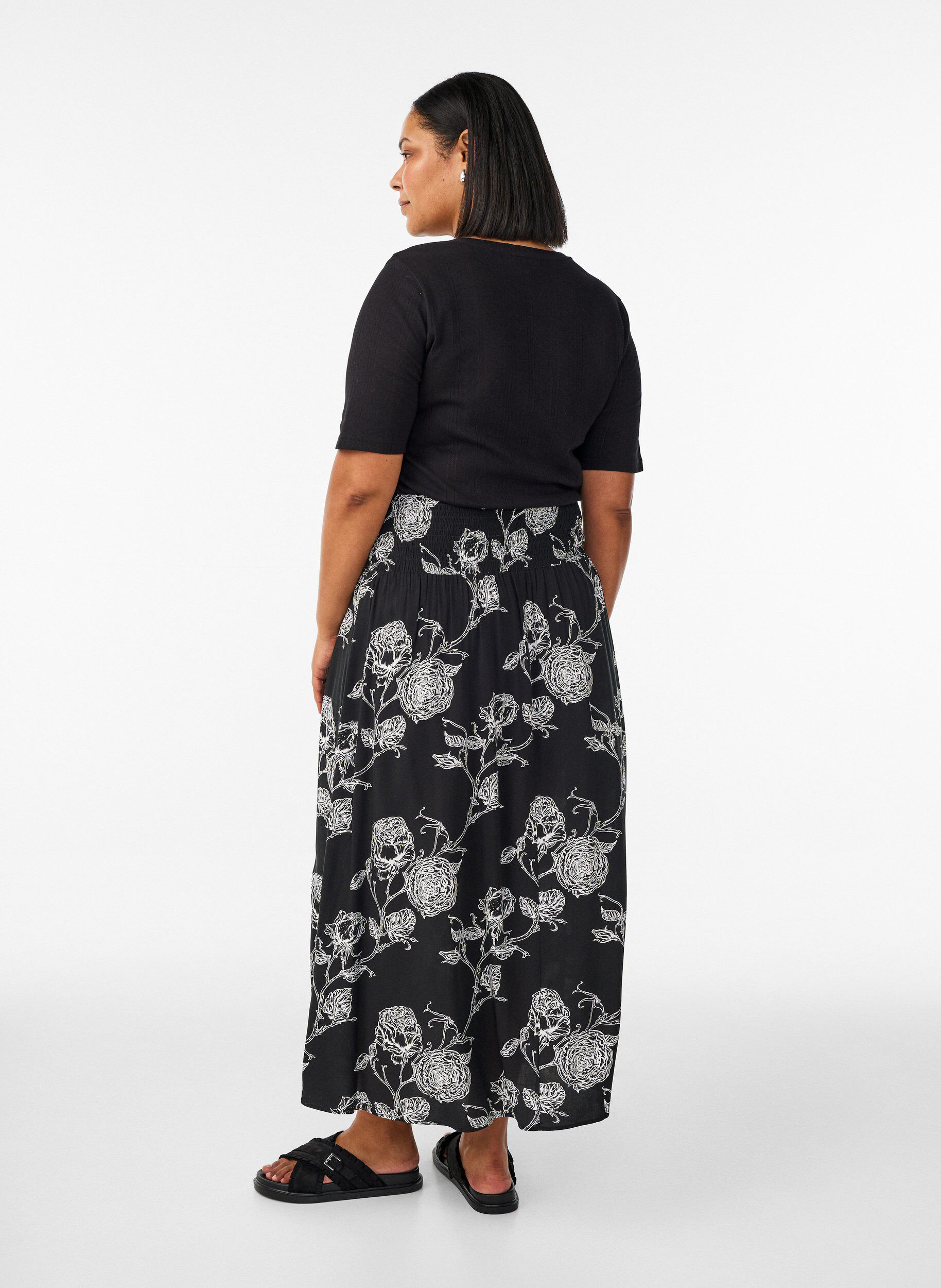 ZizziMaxikjol i viskos med smock, Svart, Model image number 1