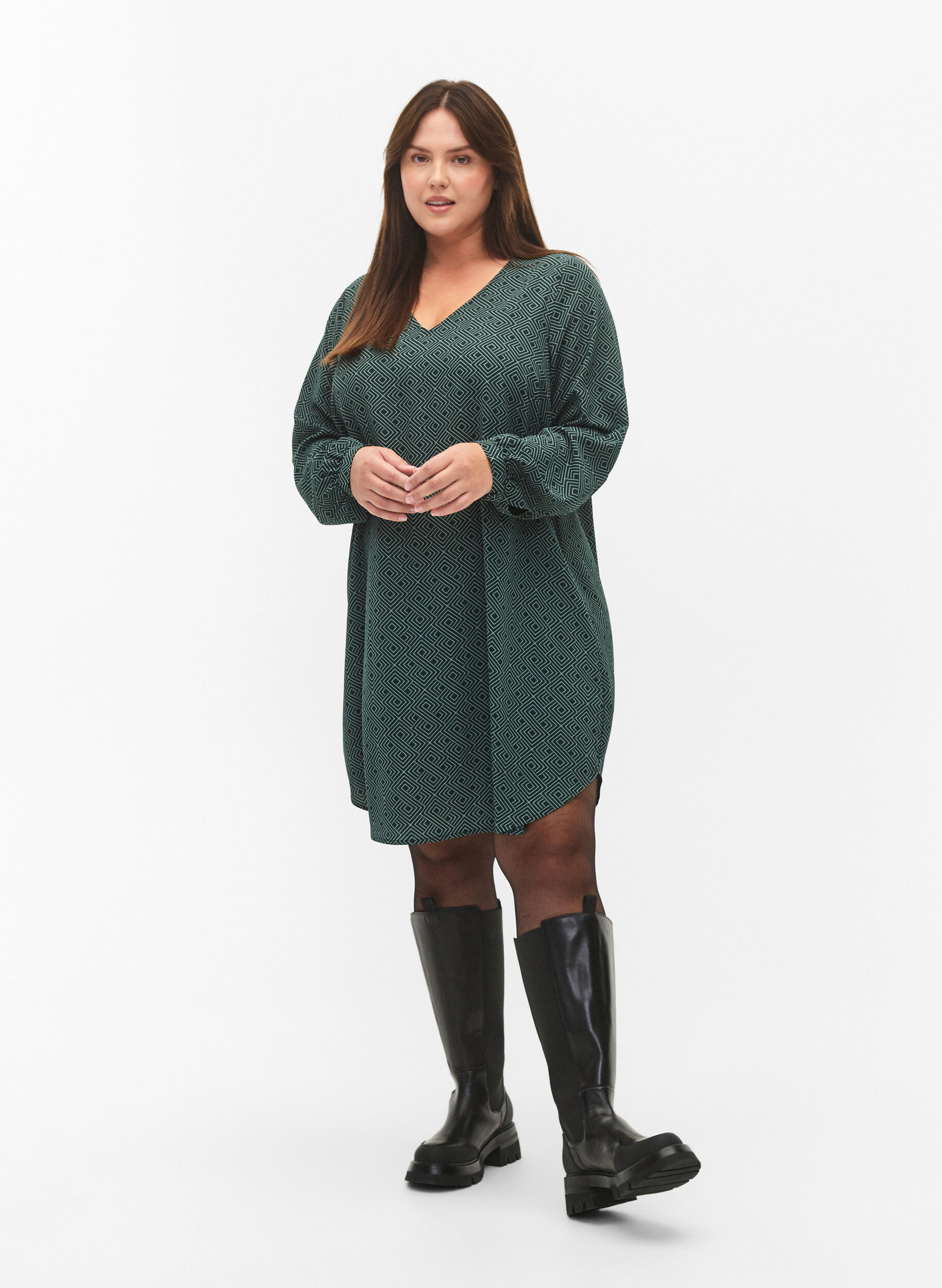 ZizziKl&auml;nning med V-ringning och tryck, Scarab Graphic AOP, Model image number 2