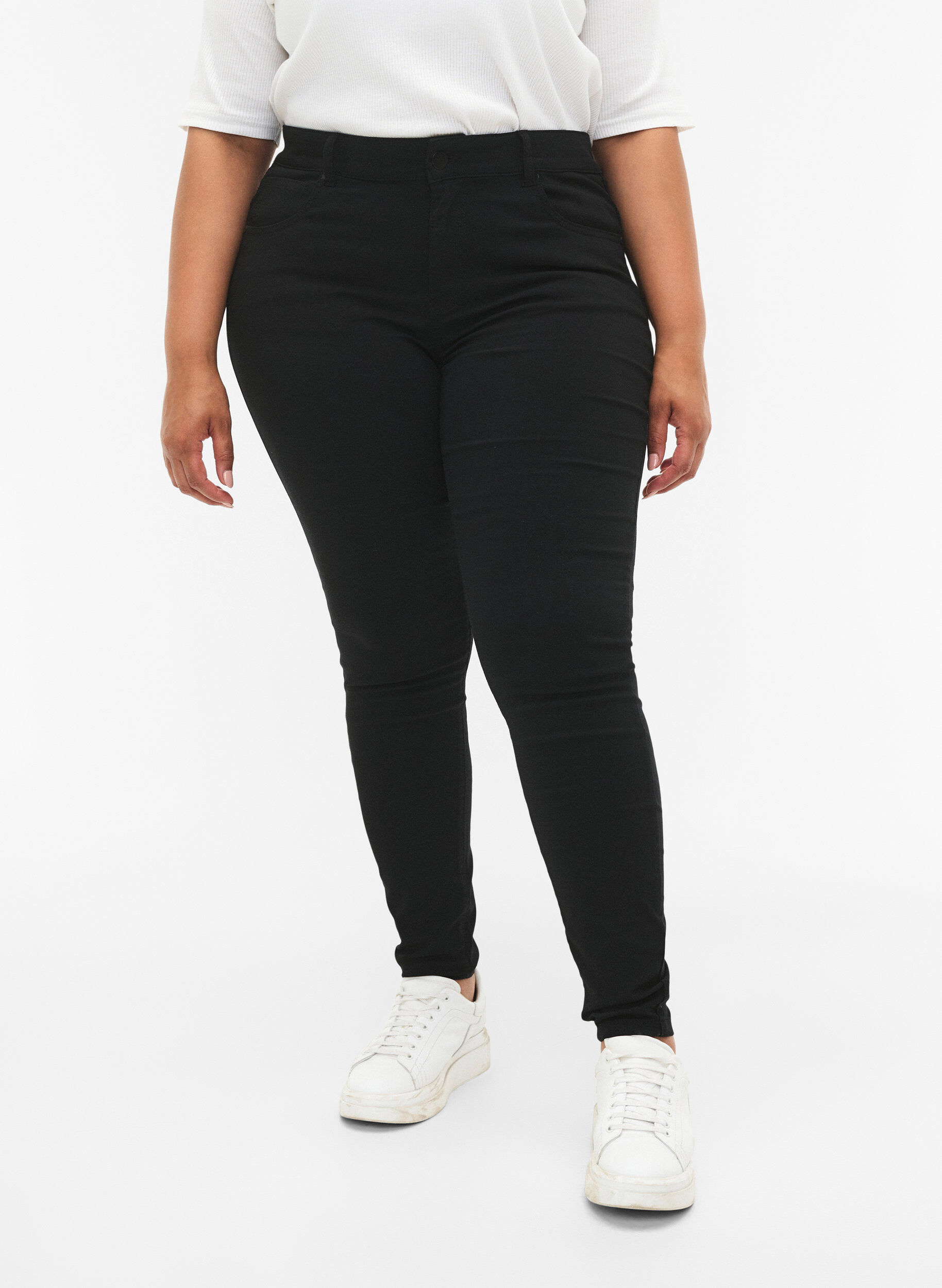 Zizzi Slim fit byxor med fickor, Svart, Model image number 3