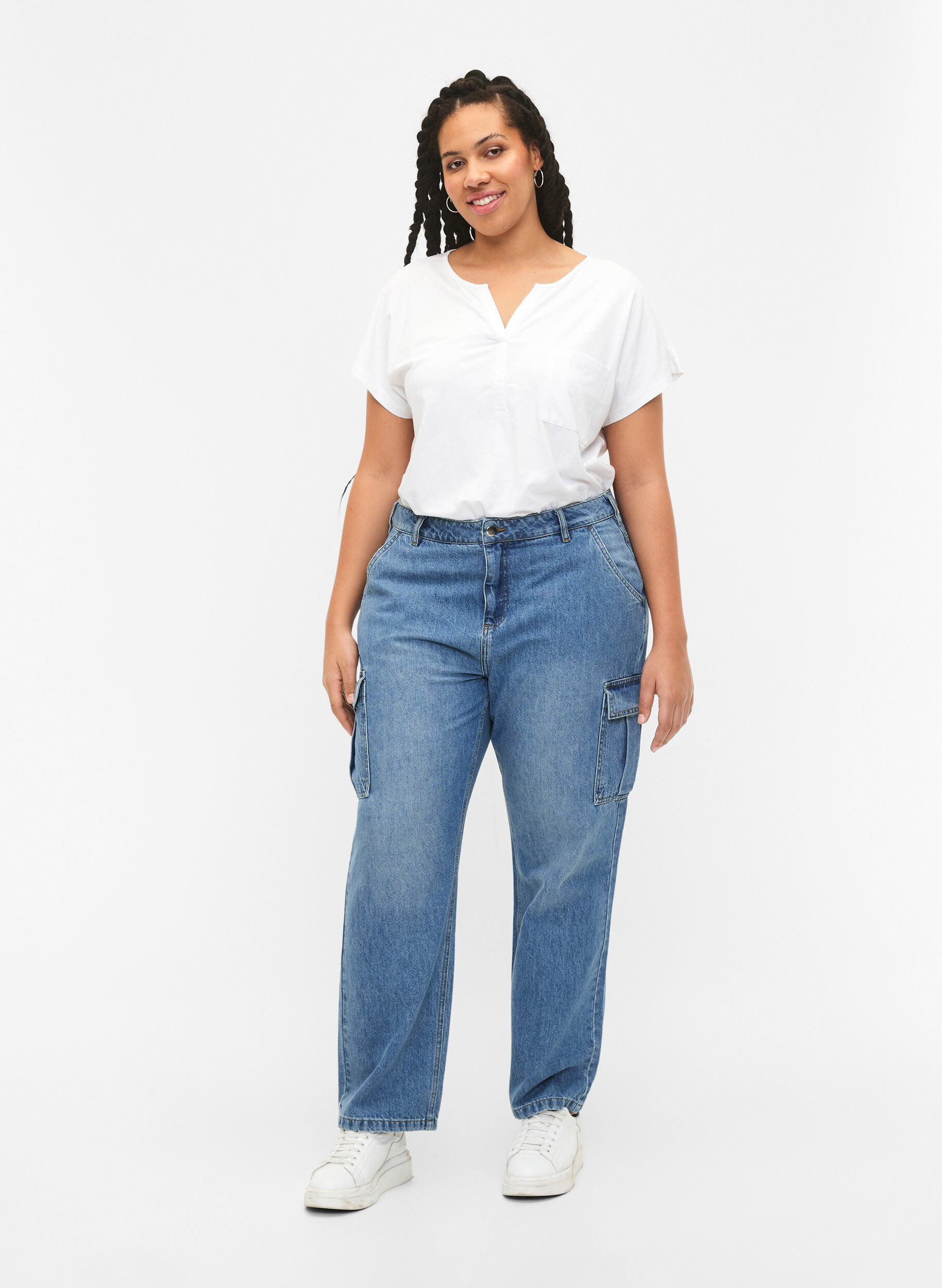 Zizzi T-shirt med v-ringning och br&ouml;stficka, Bright White, Model image number 2