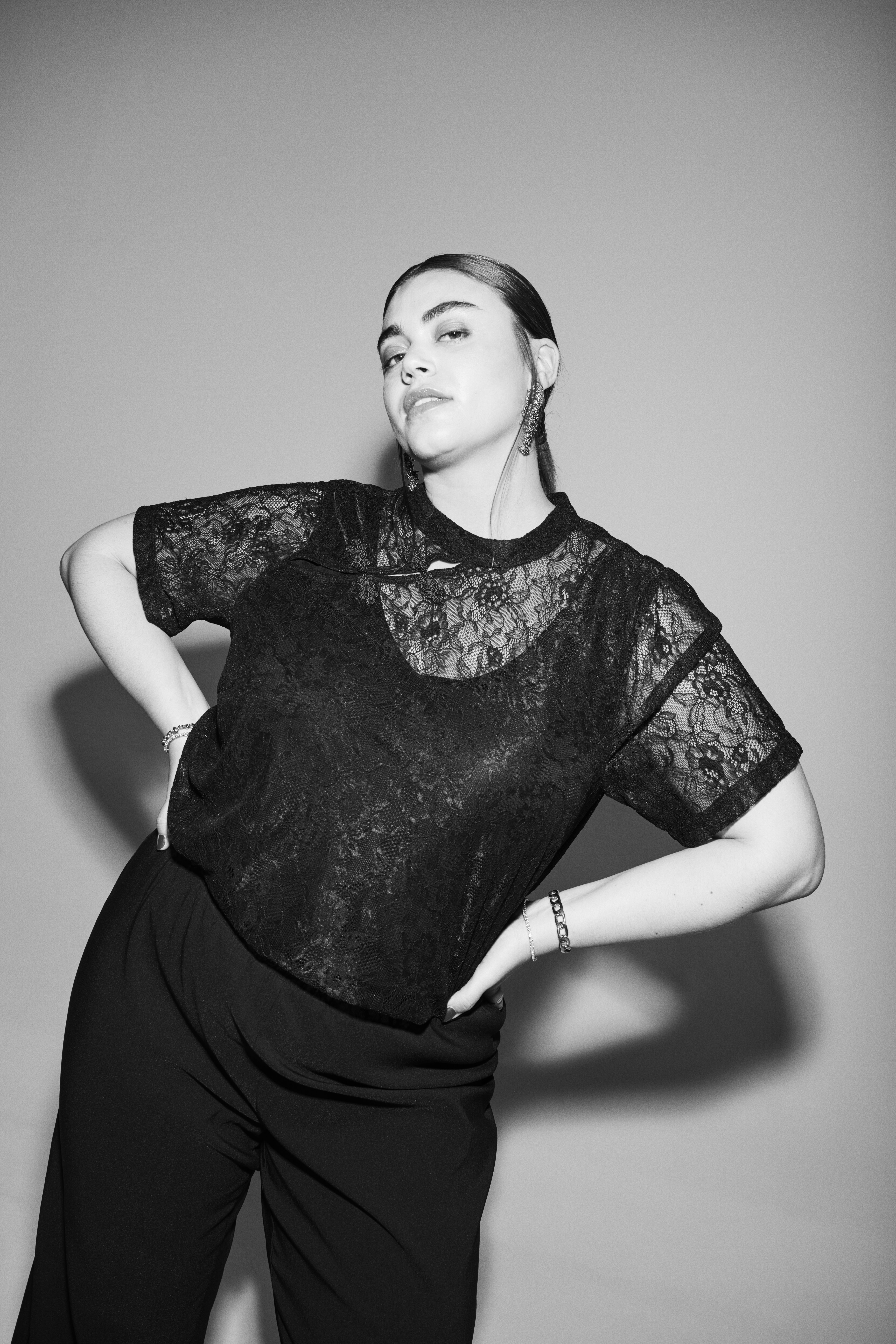 Spetsblus med detaljer, , Model