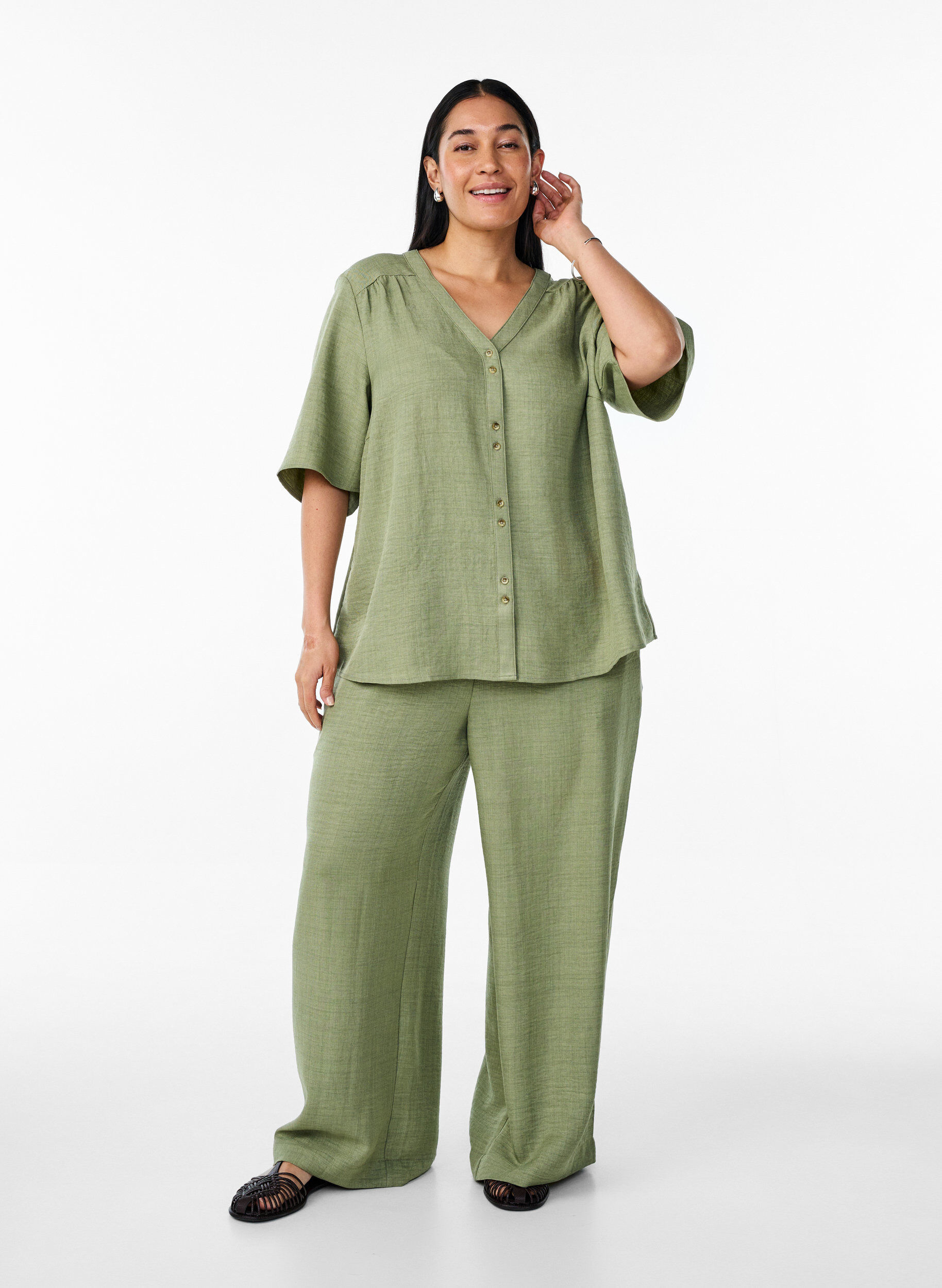 Zizzi V-ringad skjortblus med korta &auml;rmar, Gr&ouml;n, Model image number 1