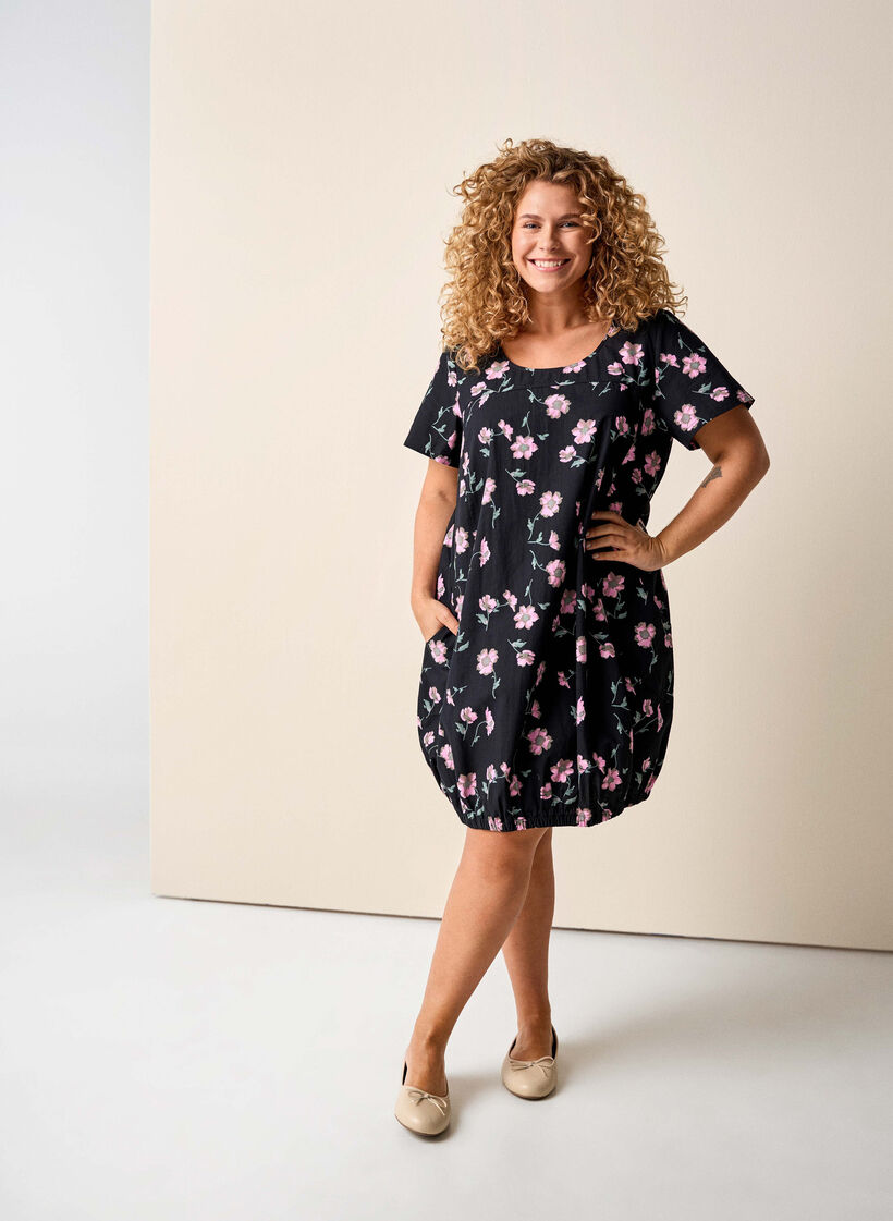 Kortärmad bomullsklänning med mönster, Svart, Image image number 0