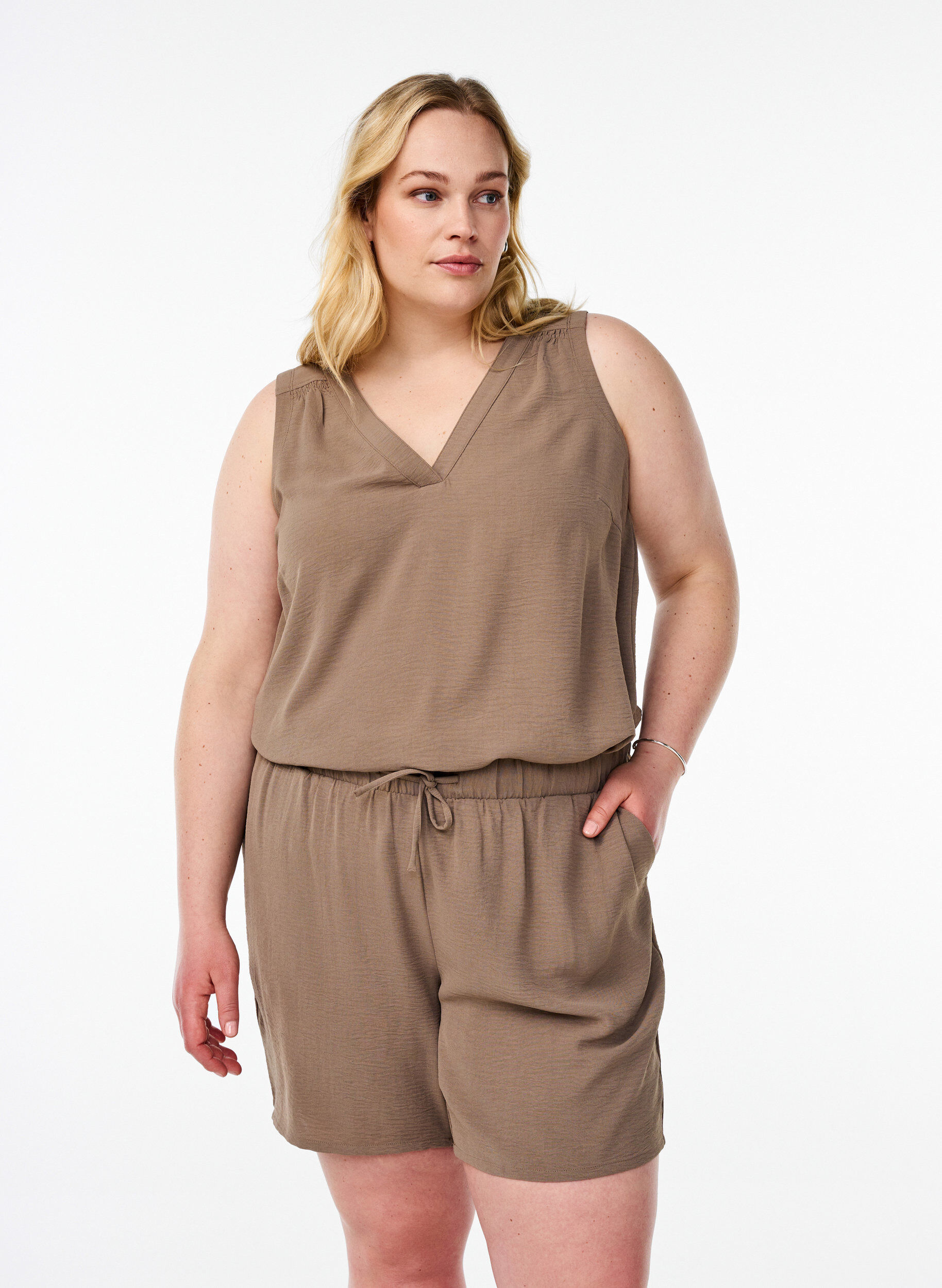 ZizziShorts med fickor och res&aring;r i midjan, Brun, Model image number 0