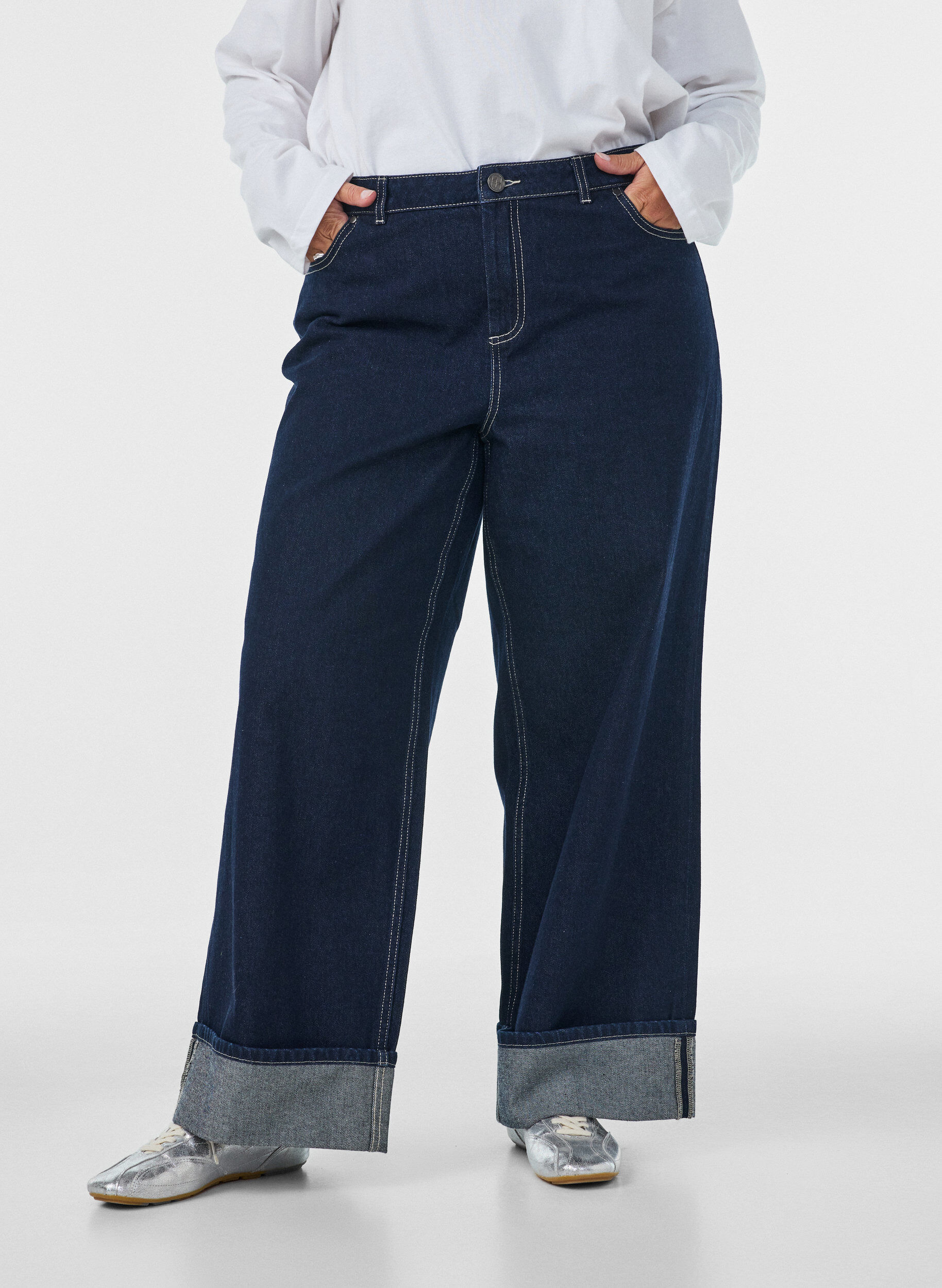 ZizziJeans i bred passform med breda uppvik och kontrasts&ouml;mmar, Bl&aring;, Model image number 2