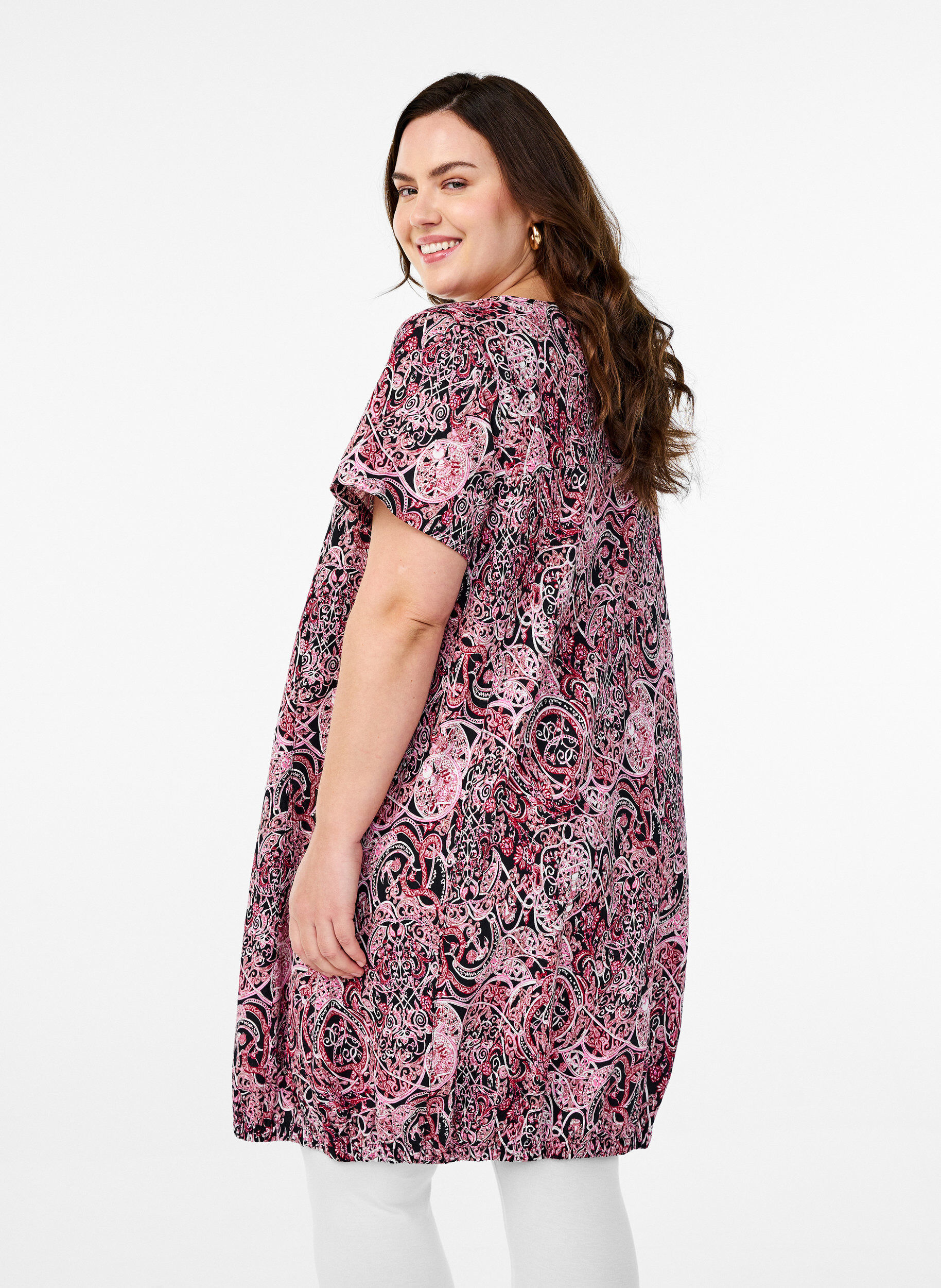 Zizzi Kort&auml;rmad bomullskl&auml;nning med m&ouml;nster, Svart, Model image number 2