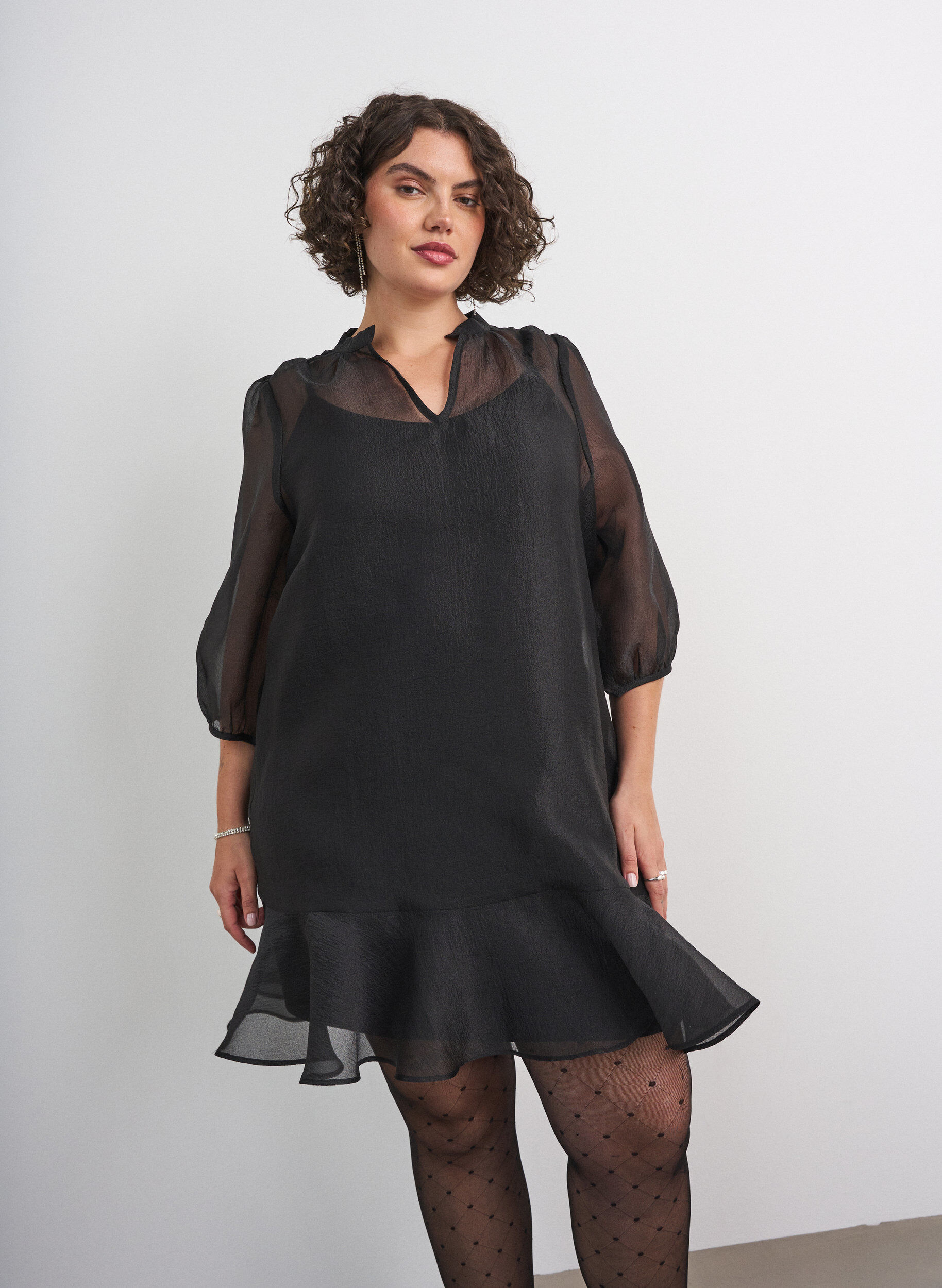 Kort kl&auml;nning i organza med volangkant, Svart, Model