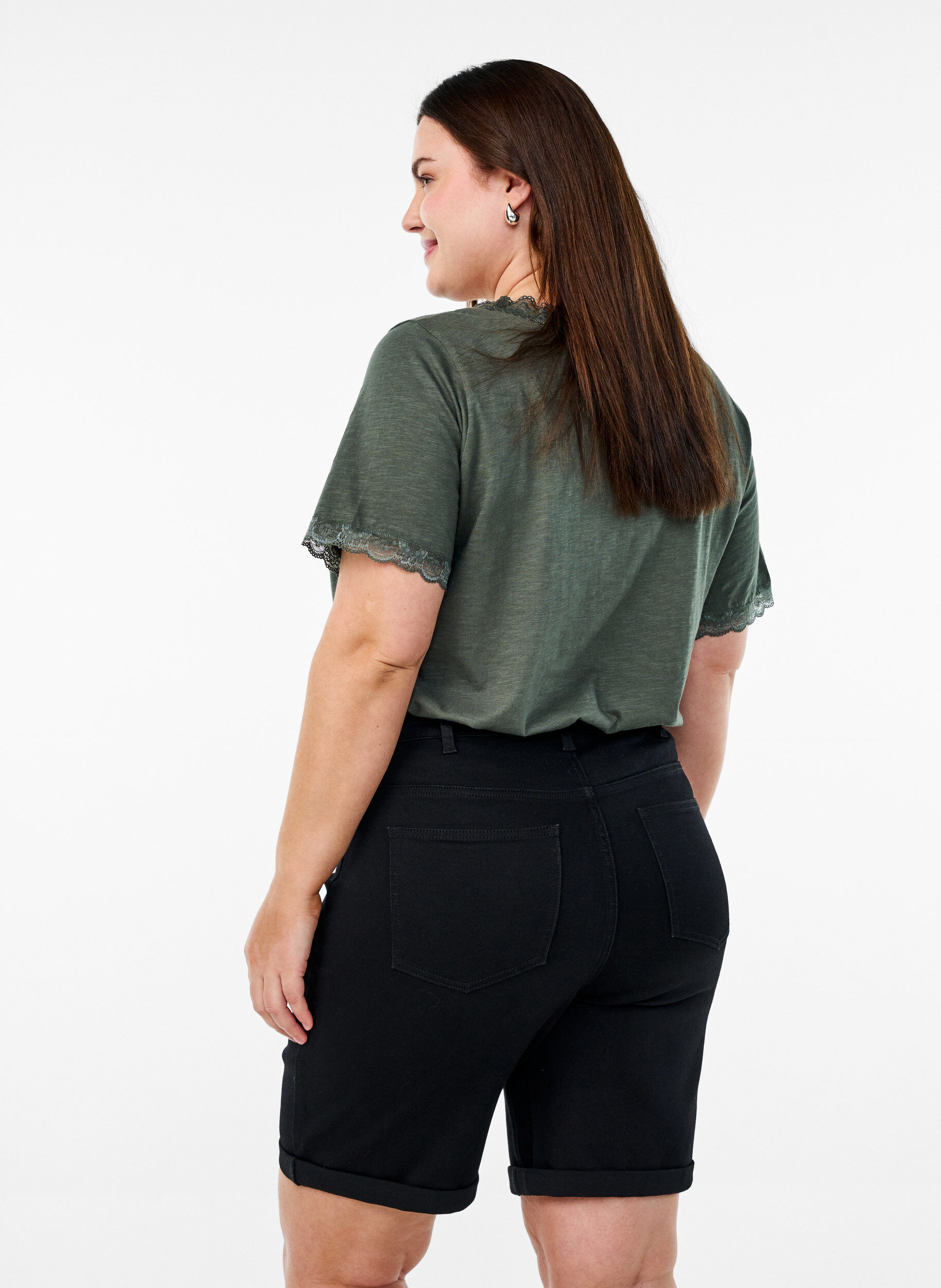 Zizzi Figurn&auml;ra jeansshorts med h&ouml;g midja, Svart, Model image number 2