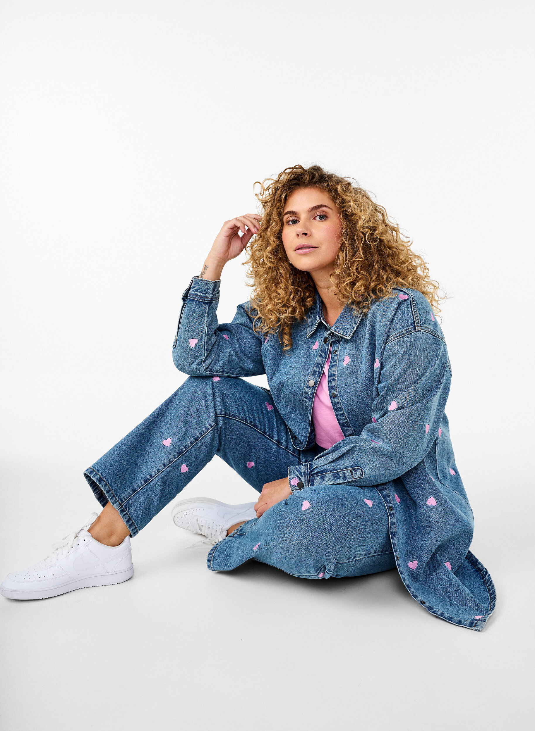 Zizzi L&ouml;s jeansskjorta med broderade hj&auml;rtan, Light Blue Heart, Image image number 0