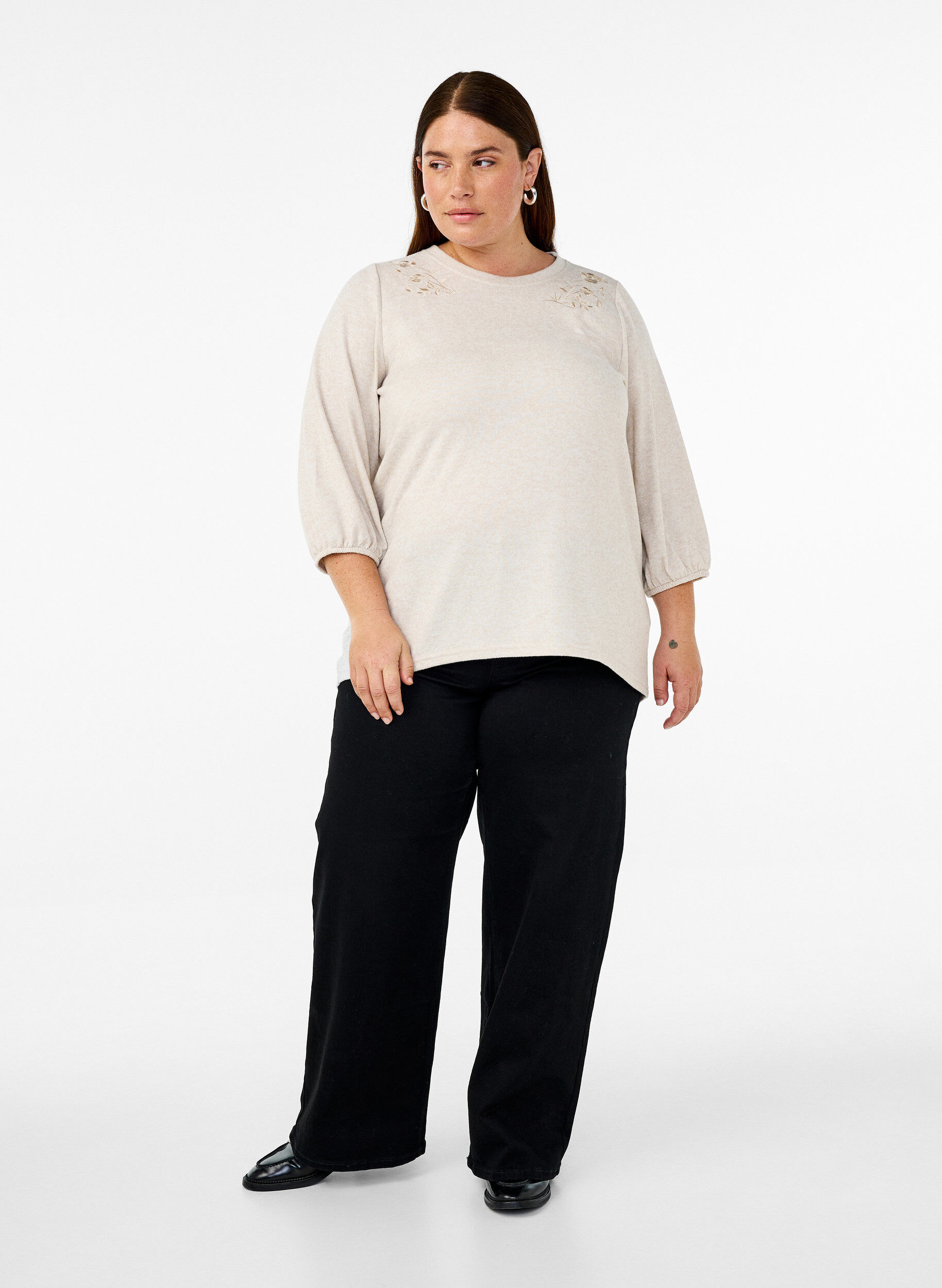 Zizzi Blus med blommigt broderi och 3/4-&auml;rmar, Oatmeal Melange, Model image number 2