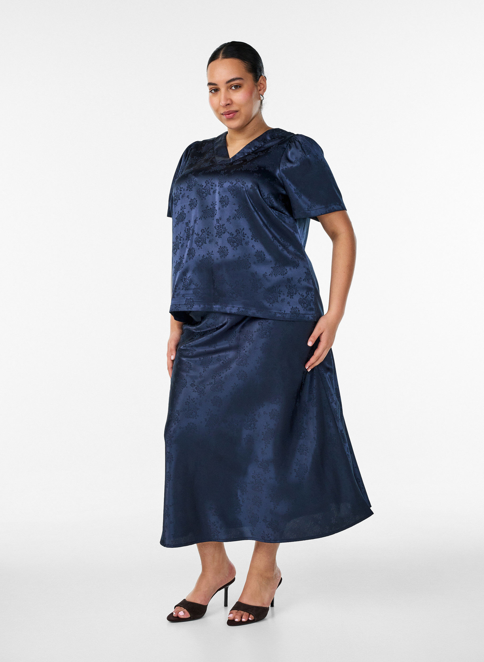 ZizziKjol i satin med ett ton-i-ton blomm&ouml;nster, Bl&aring;, Model image number 0