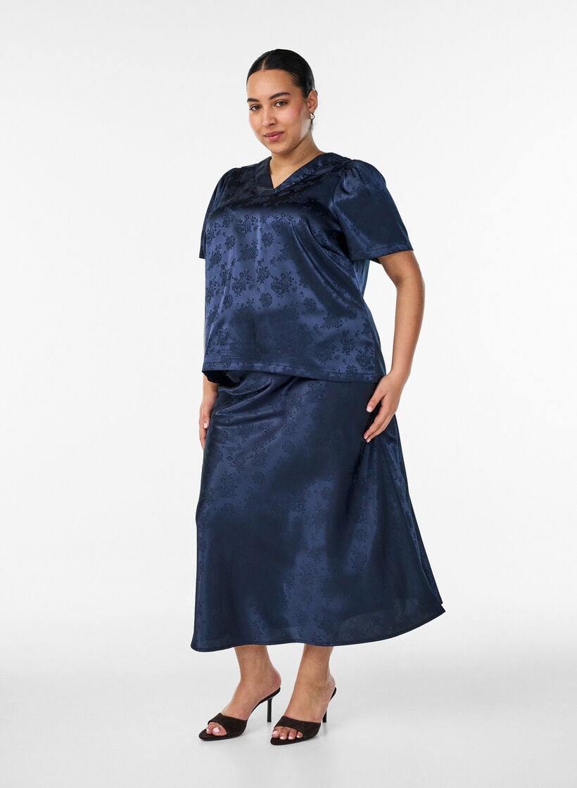 Kjol i satin med ett ton-i-ton blomm&ouml;nster, Bl&aring;, Model image number 0