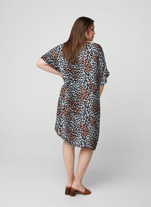 Kortärmad klänning i viskos med färgat leopardprint, Blue Leo AOP, Model image number 1