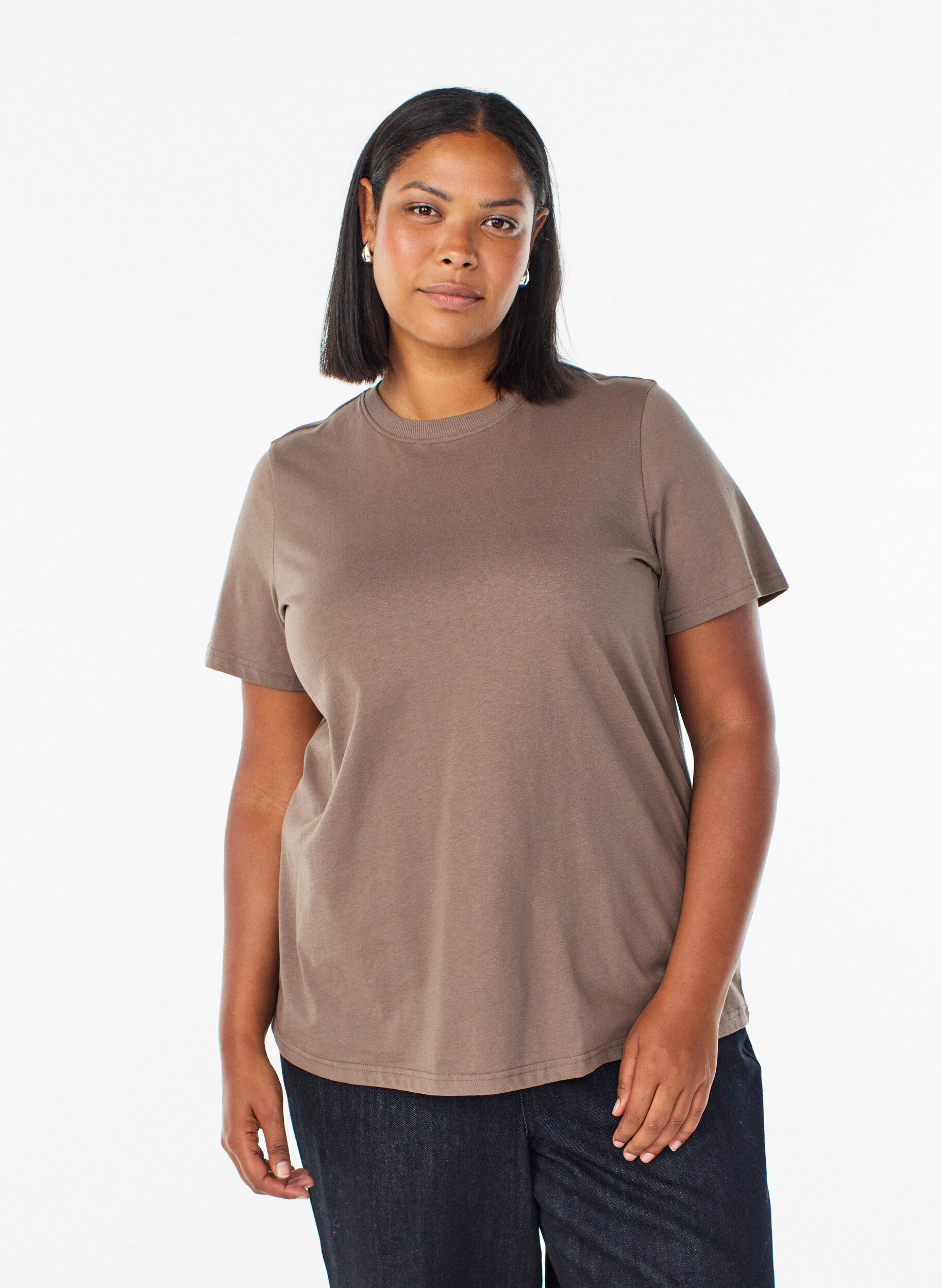 Enkel t-shirt i bomull med rund halsringning, Brun, Model