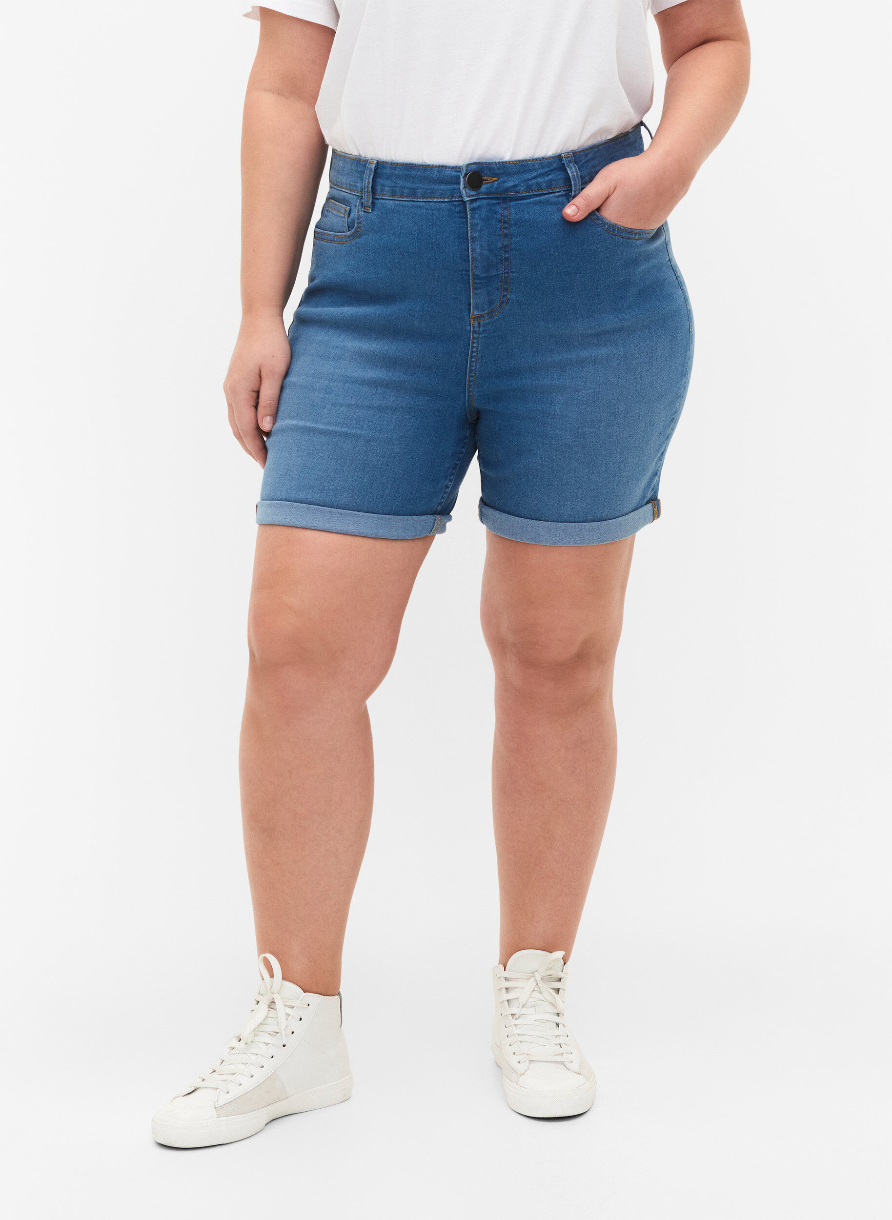 Zizzi Jeansshorts med h&ouml;g midja och slim fit, Medium Blue Denim, Model image number 2