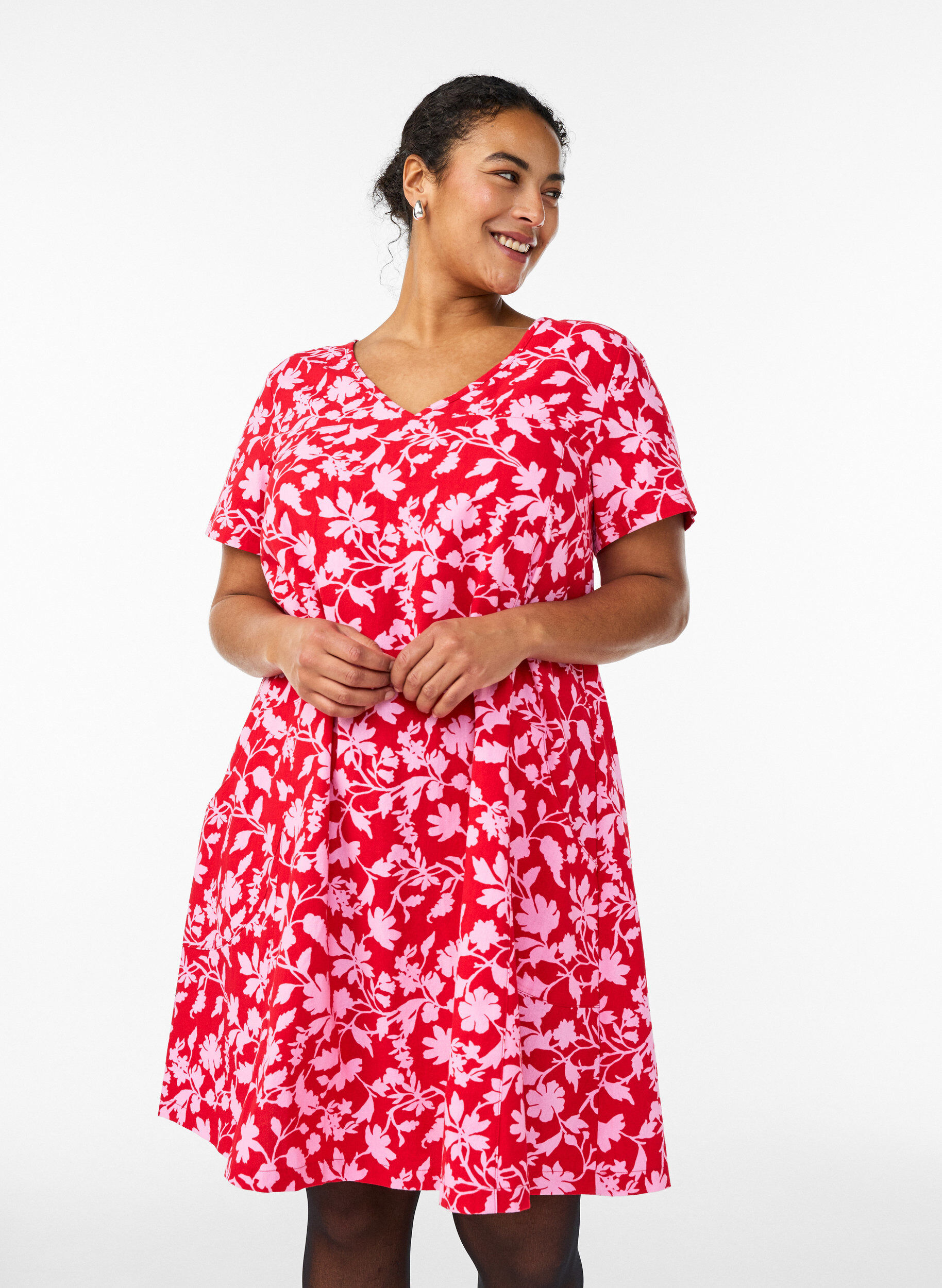 Kort a-linjeformad kl&auml;nning med blomm&ouml;nster, R&ouml;d, Model
