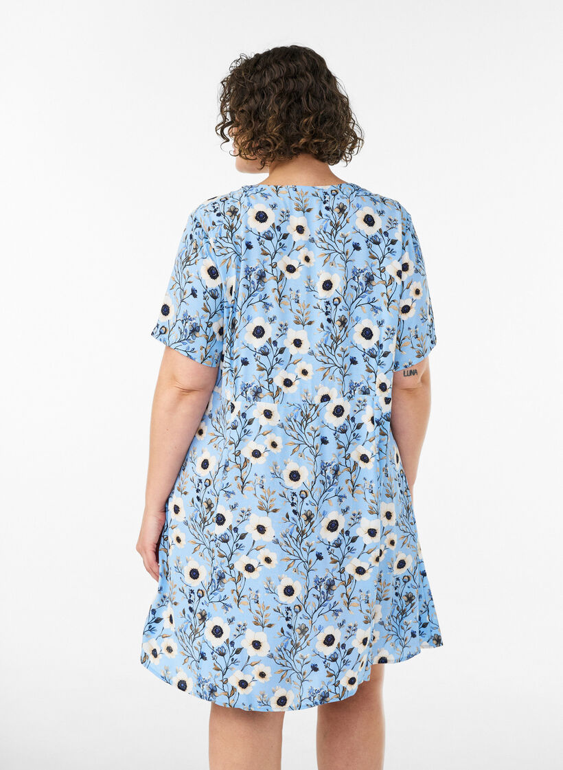 Kort kl&auml;nning med blomm&ouml;nster, Bl&aring;, Model image number 2