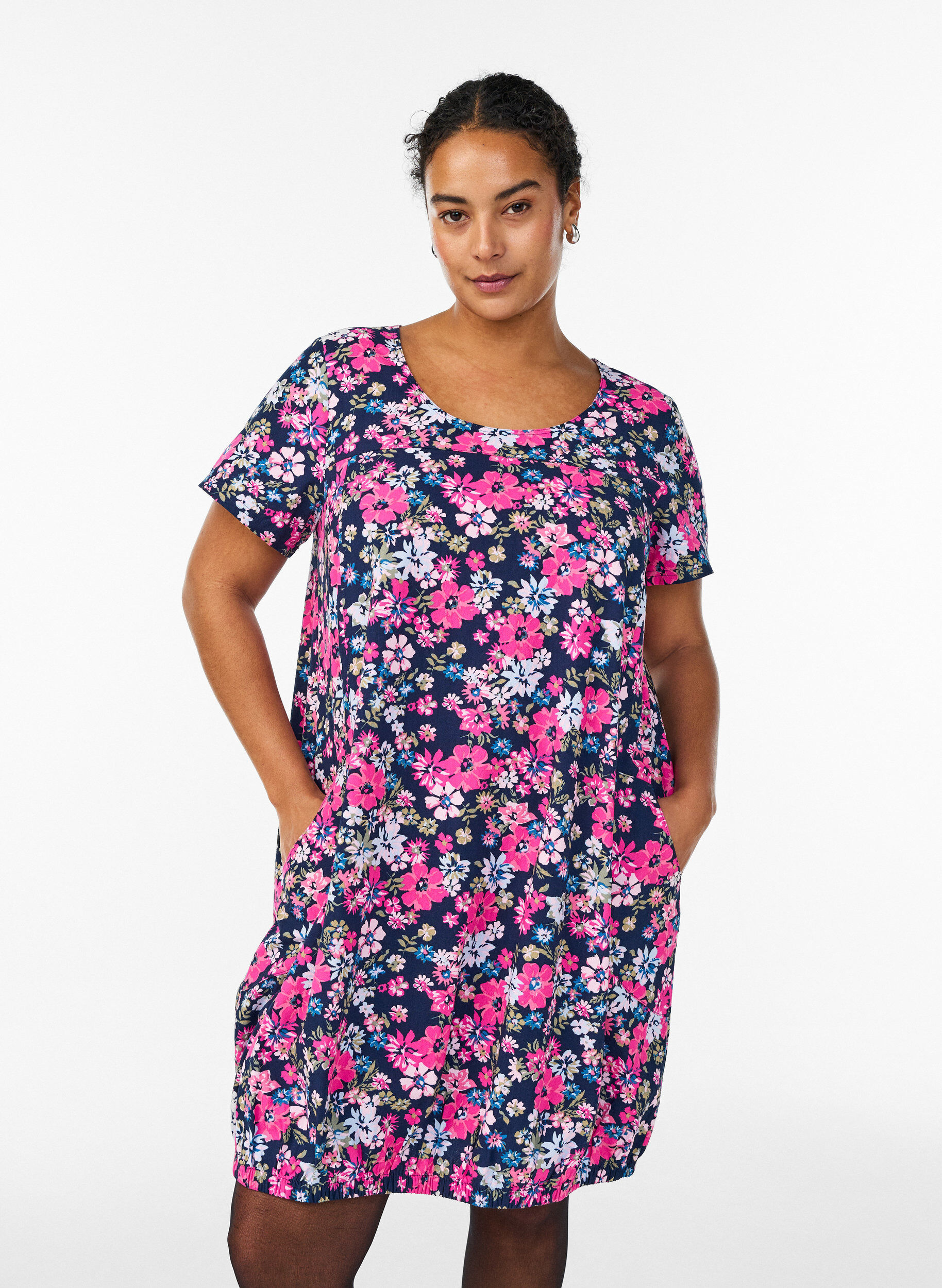 Zizzi Kort&auml;rmad kl&auml;nning i bomull med tryck, Bl&aring;, Model image number 0