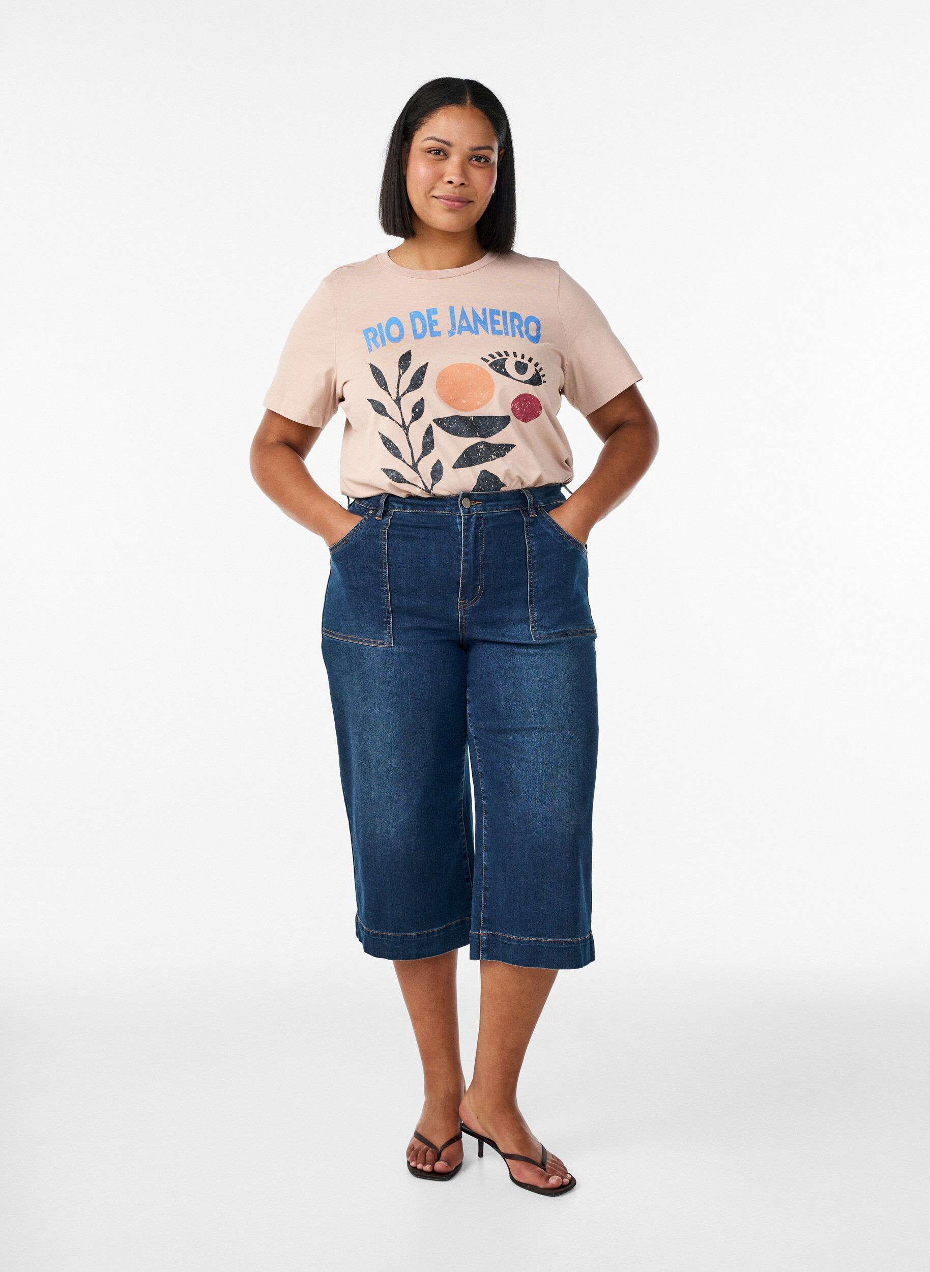 Zizzi T-shirt i bomull med tryck framtill, Beige, Model image number 1