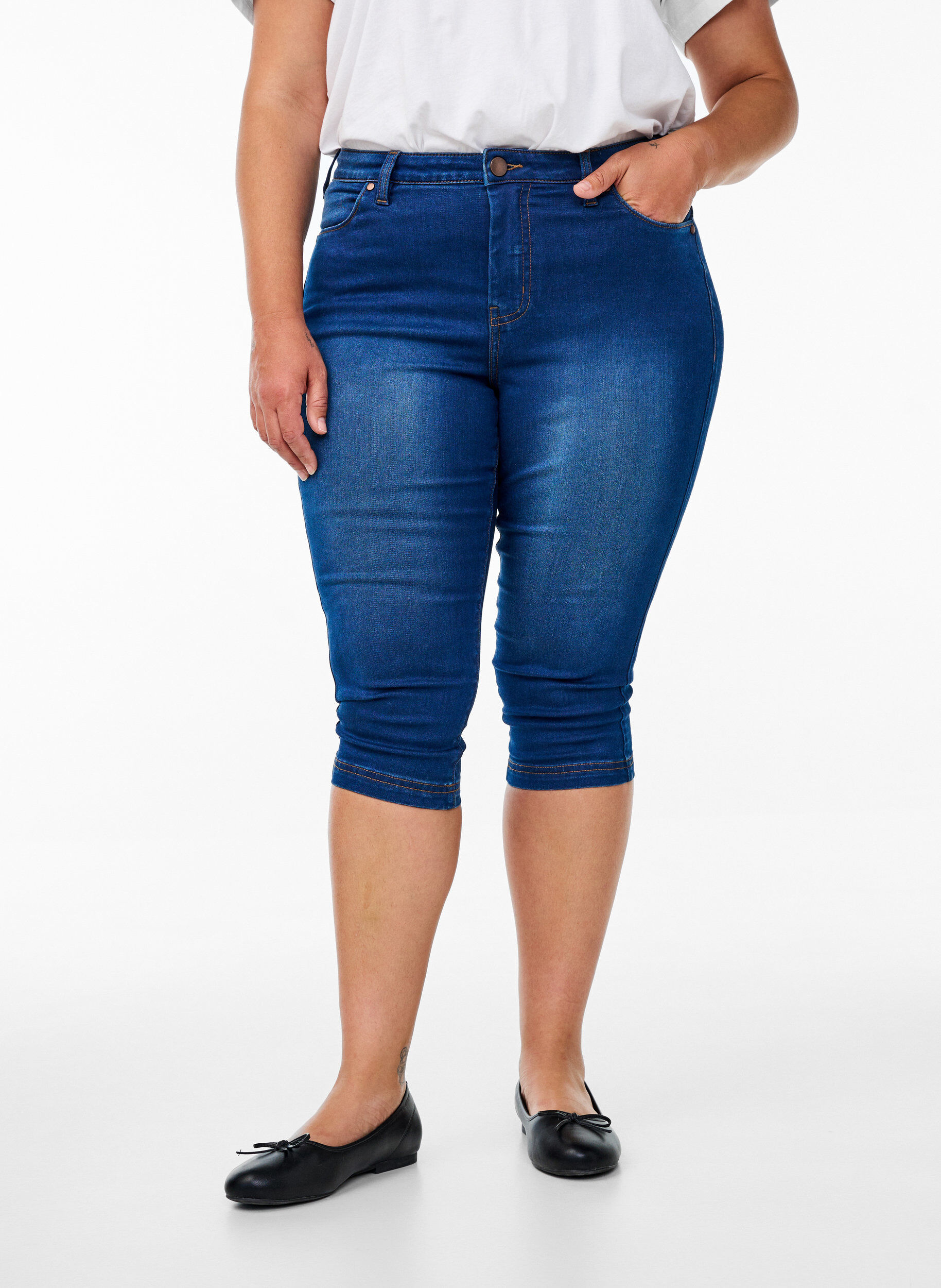 Zizzi Amy caprijeans med h&ouml;g midja och super slim fit, Bl&aring;, Model image number 2